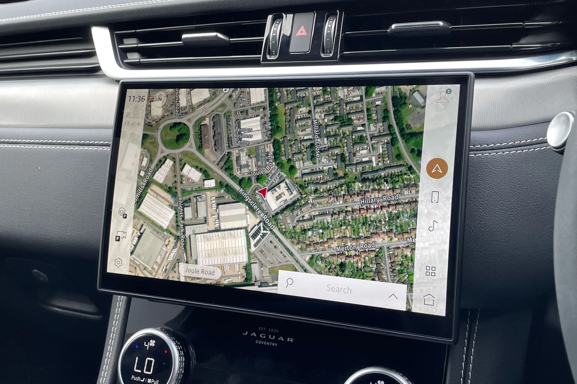 Jaguar F-PACE thumbnail image number 30