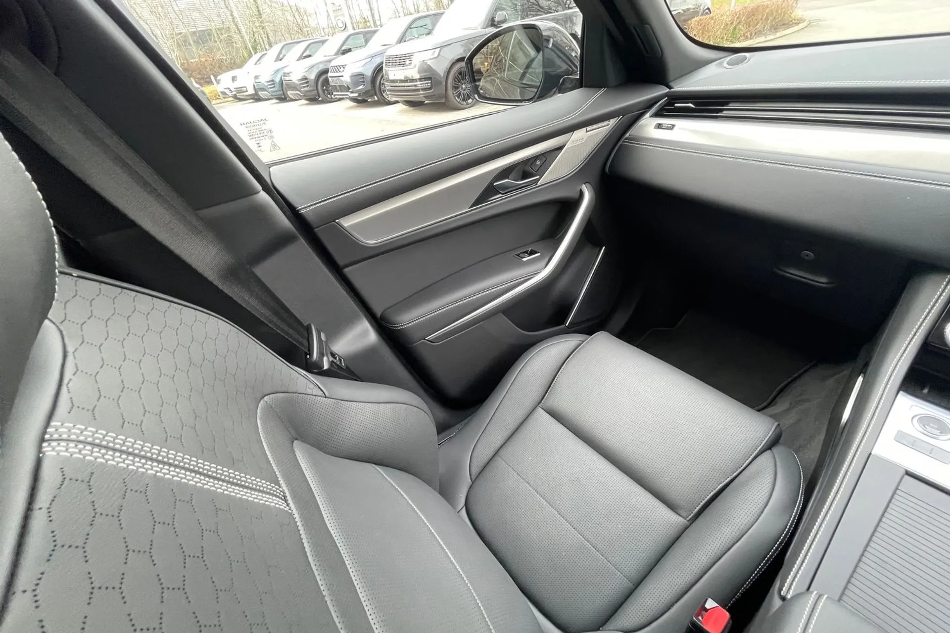 Jaguar F-PACE thumbnail image number 13