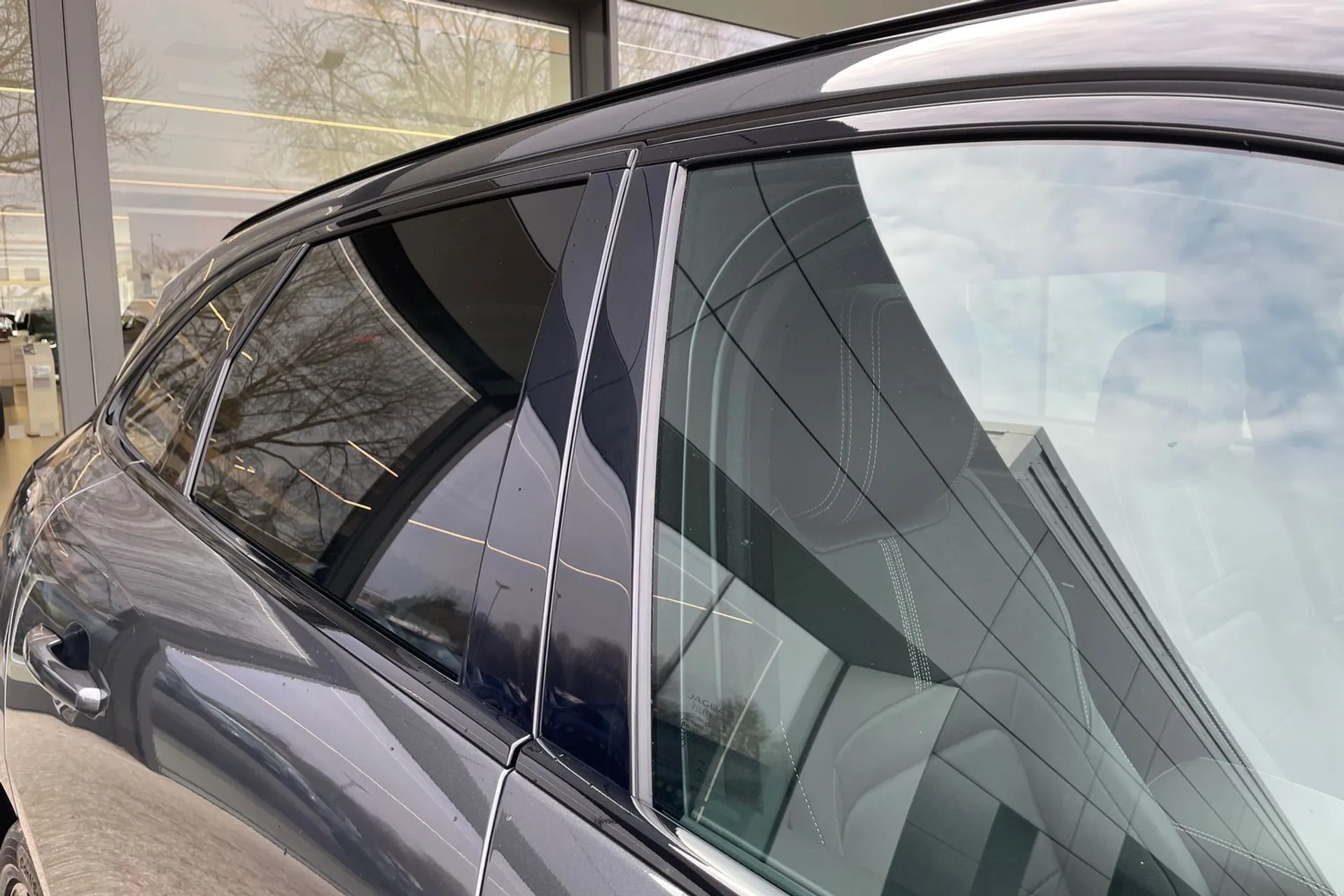 Jaguar F-PACE thumbnail image number 25