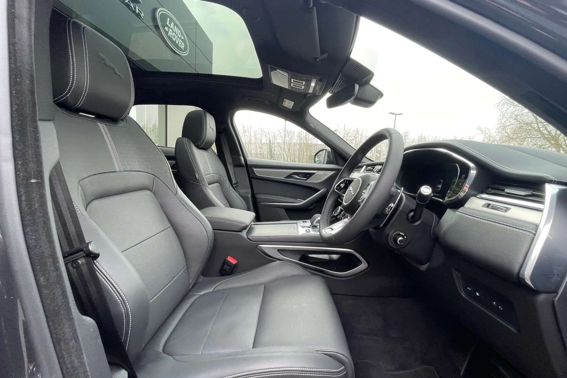 Jaguar F-PACE thumbnail image number 9