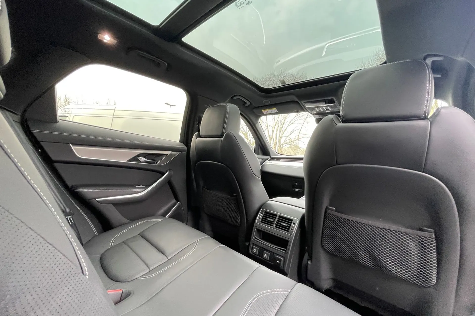 Jaguar F-PACE thumbnail image number 49