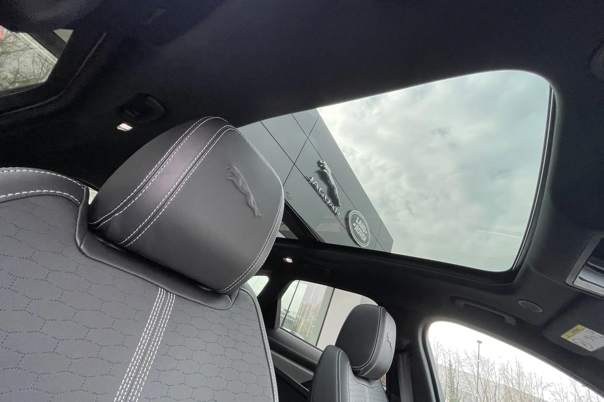 Jaguar F-PACE thumbnail image number 36