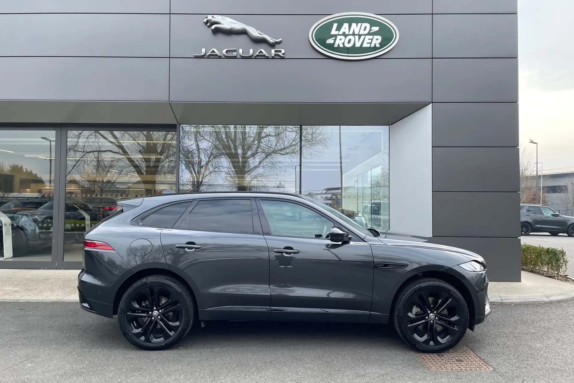 Jaguar F-PACE thumbnail image number 2