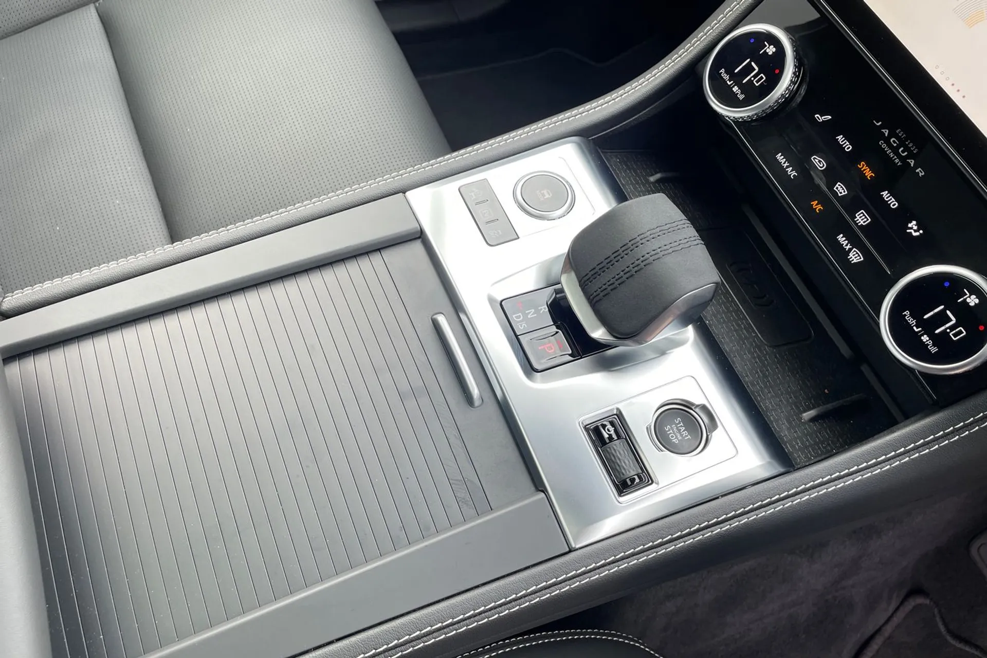 Jaguar F-PACE thumbnail image number 19