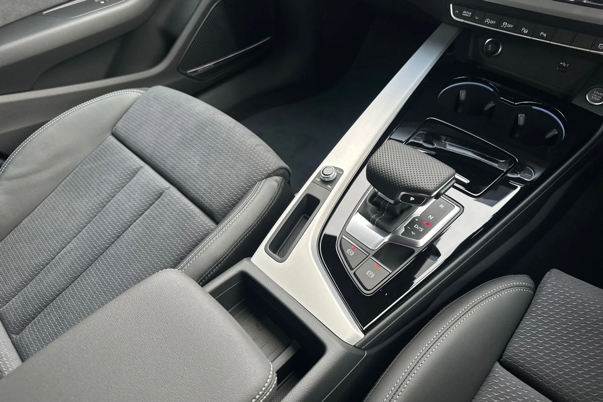 Audi A4 thumbnail image number 30