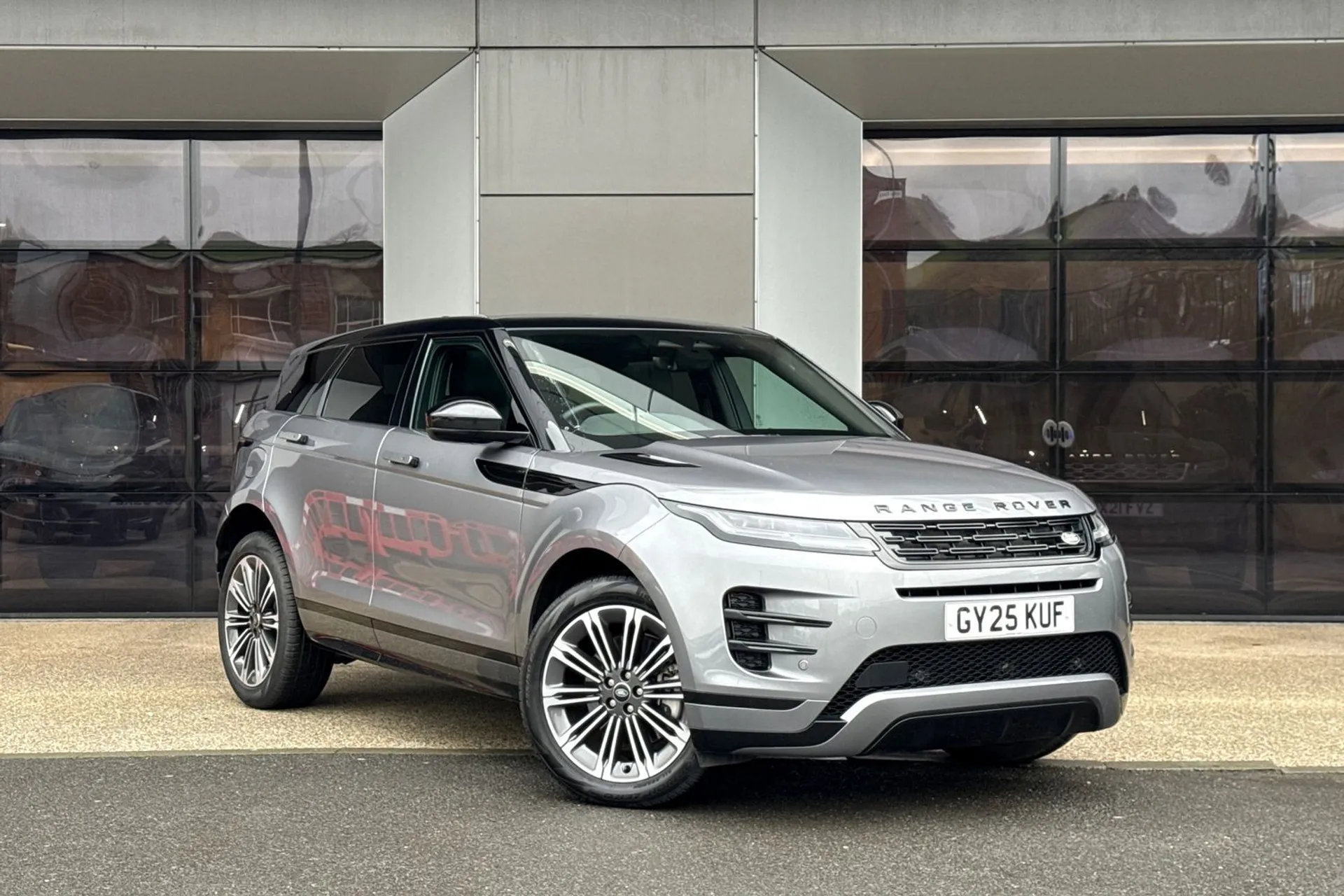 LAND ROVER RANGE ROVER EVOQUE focused image