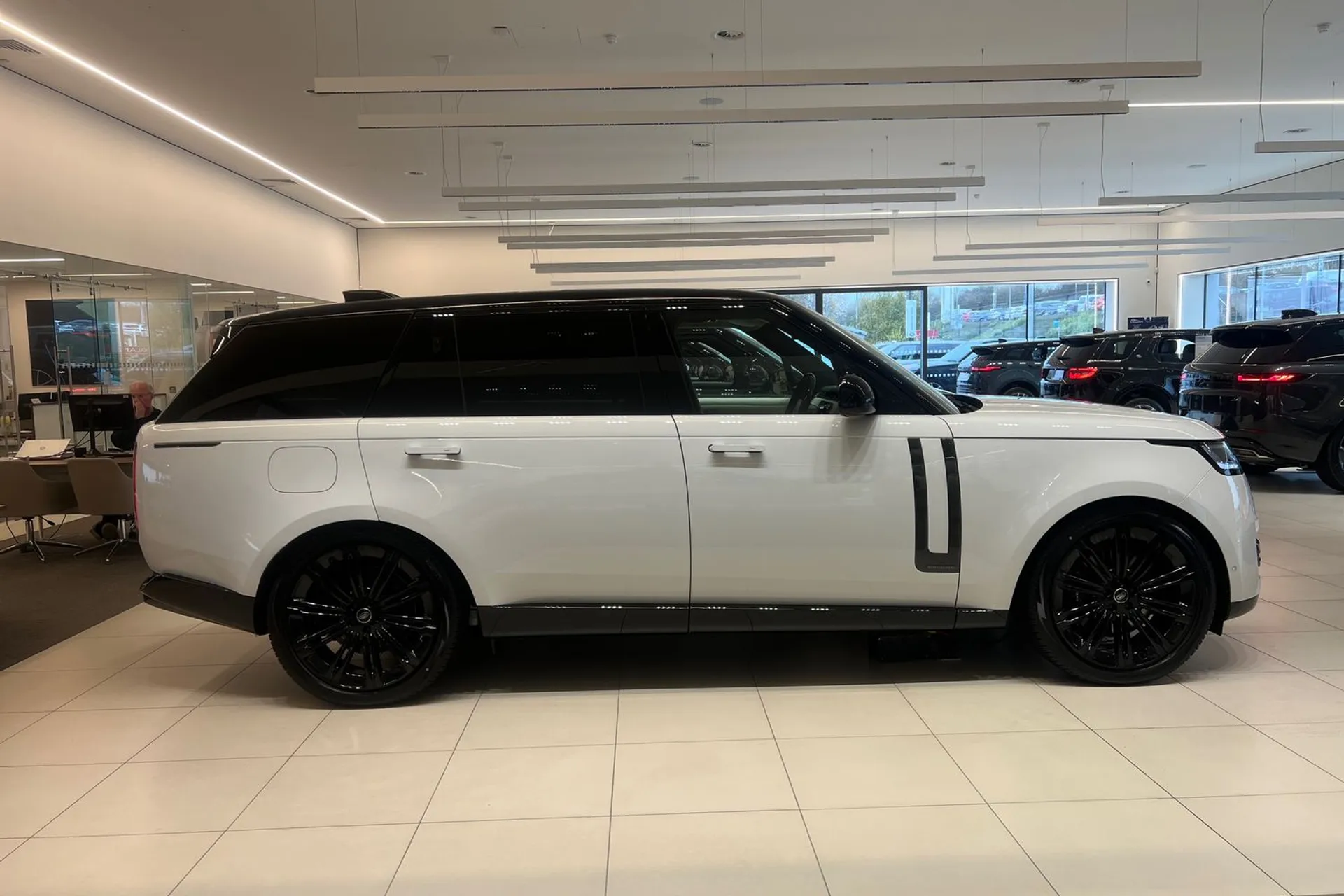 LAND ROVER RANGE ROVER thumbnail image number 2