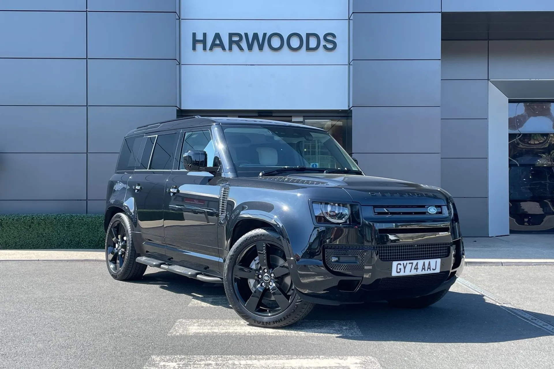LAND ROVER DEFENDER focused image