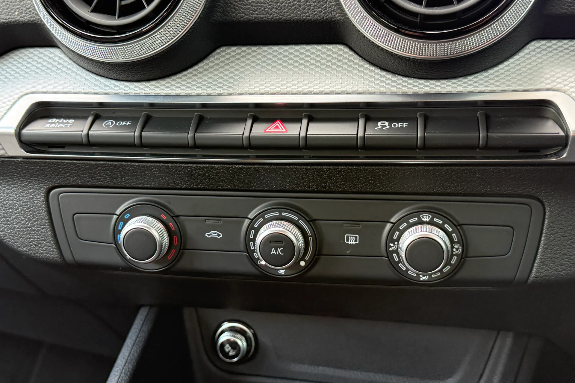 Audi Q2 thumbnail image number 24