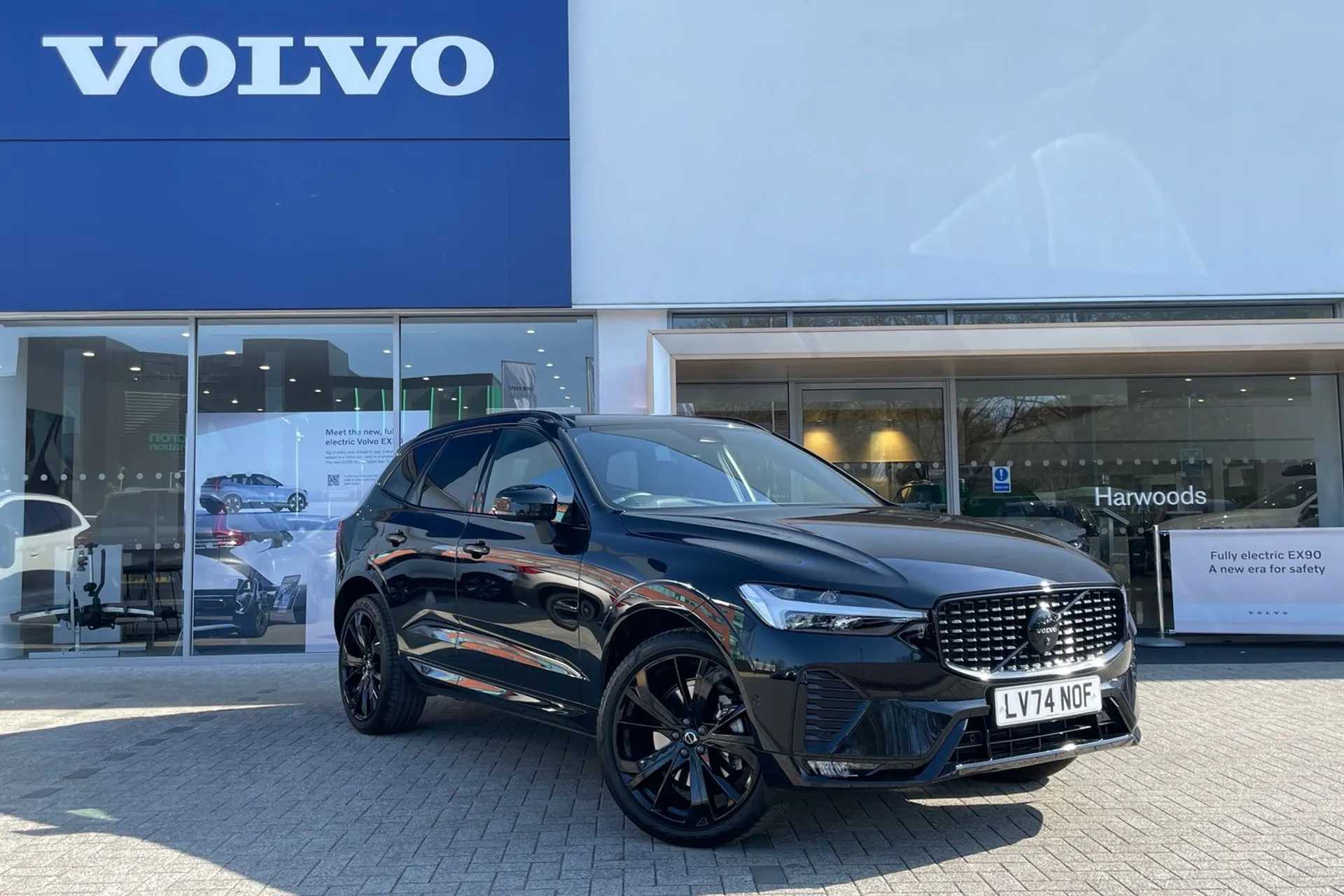 Volvo XC60 focused image