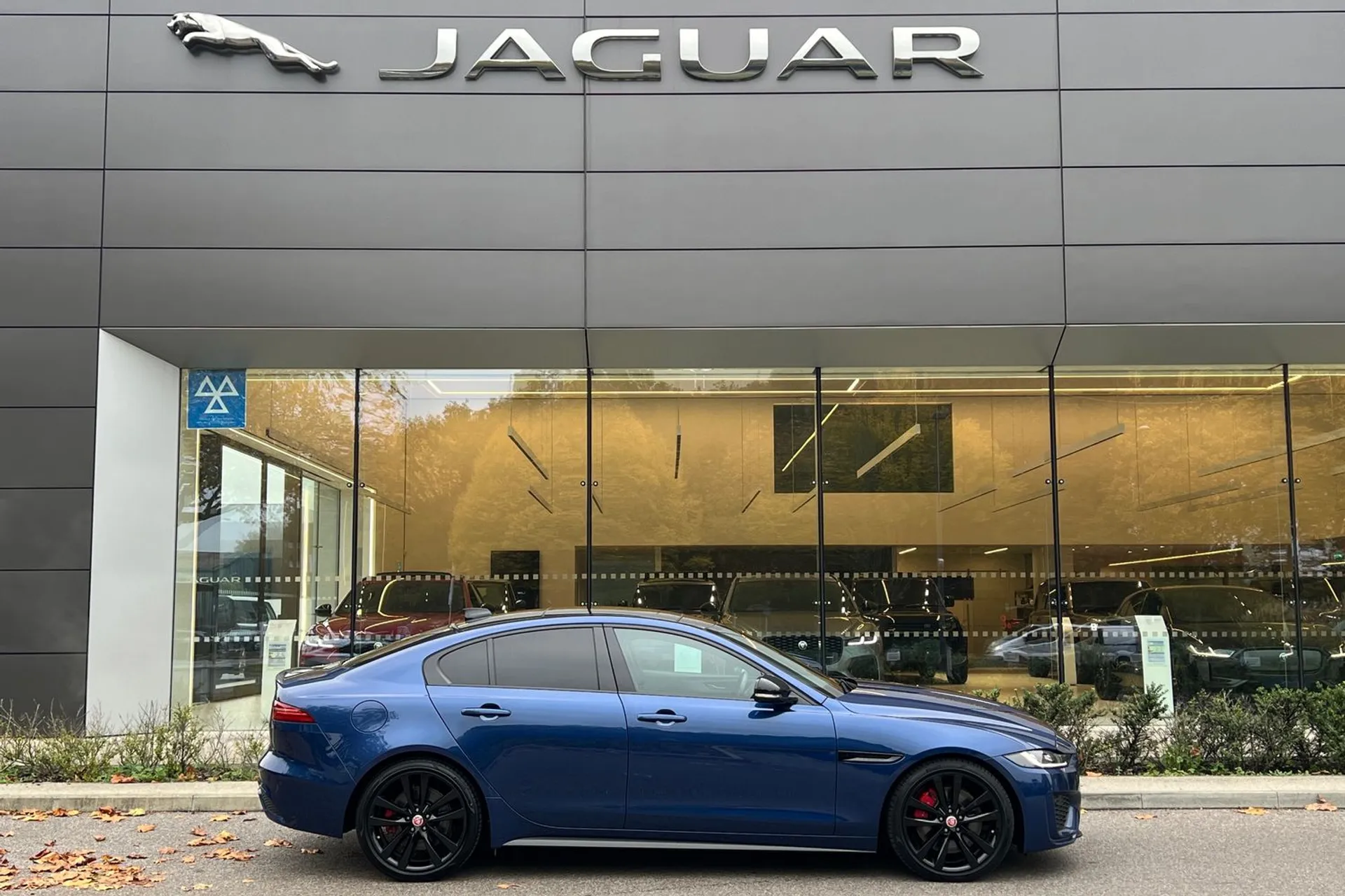 Jaguar XE thumbnail image number 2