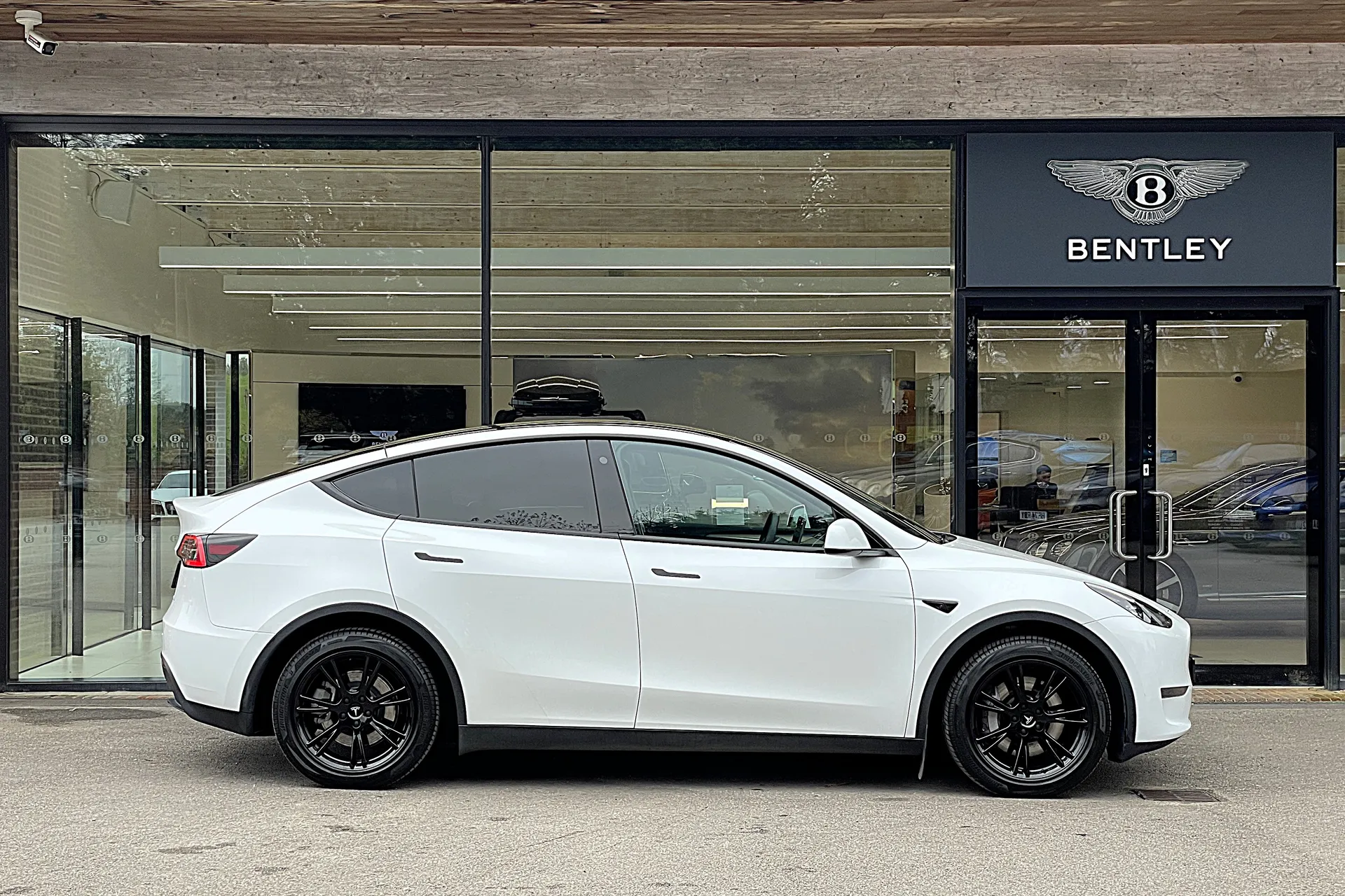 TESLA MODEL Y thumbnail image number 2