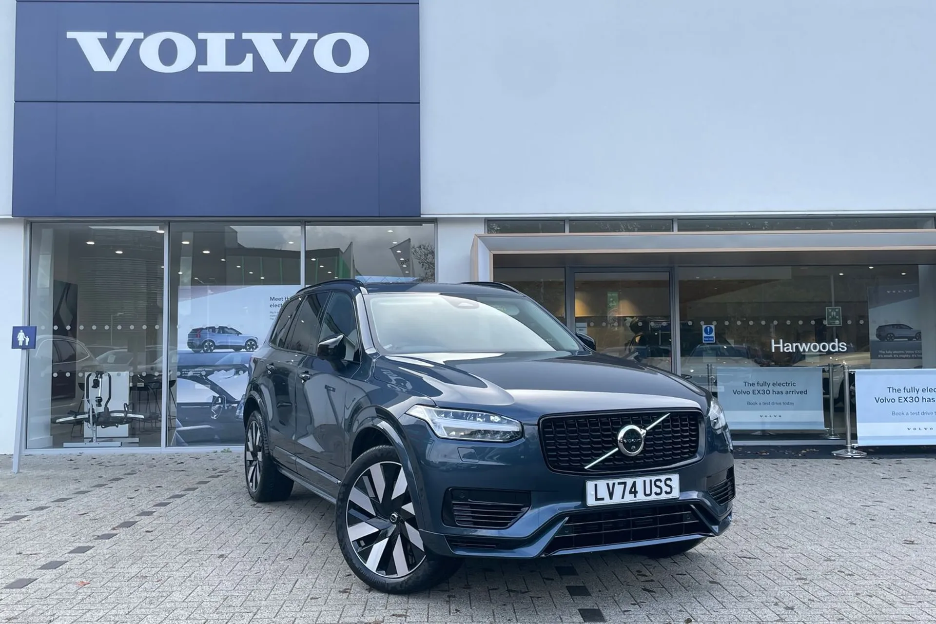 Volvo XC90 focused image