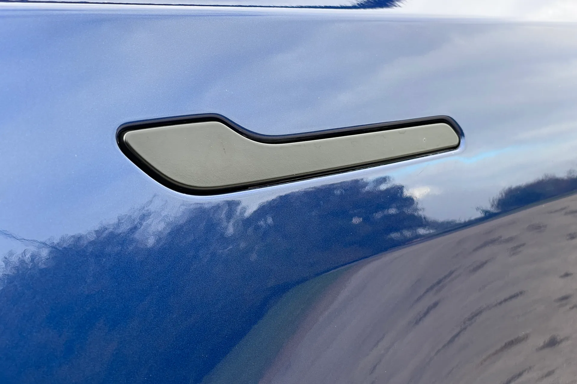 TESLA MODEL Y thumbnail image number 14