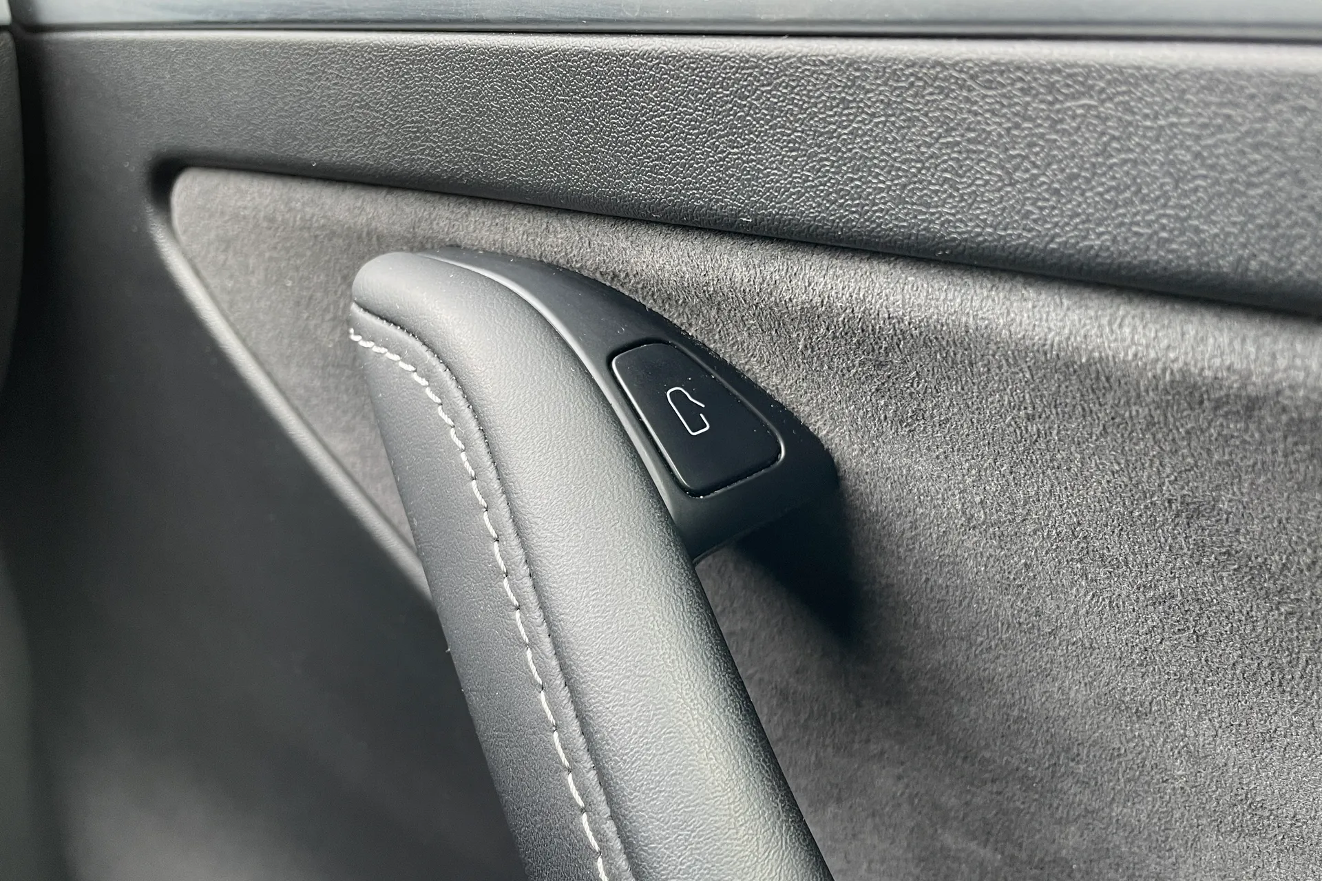 TESLA MODEL Y thumbnail image number 40