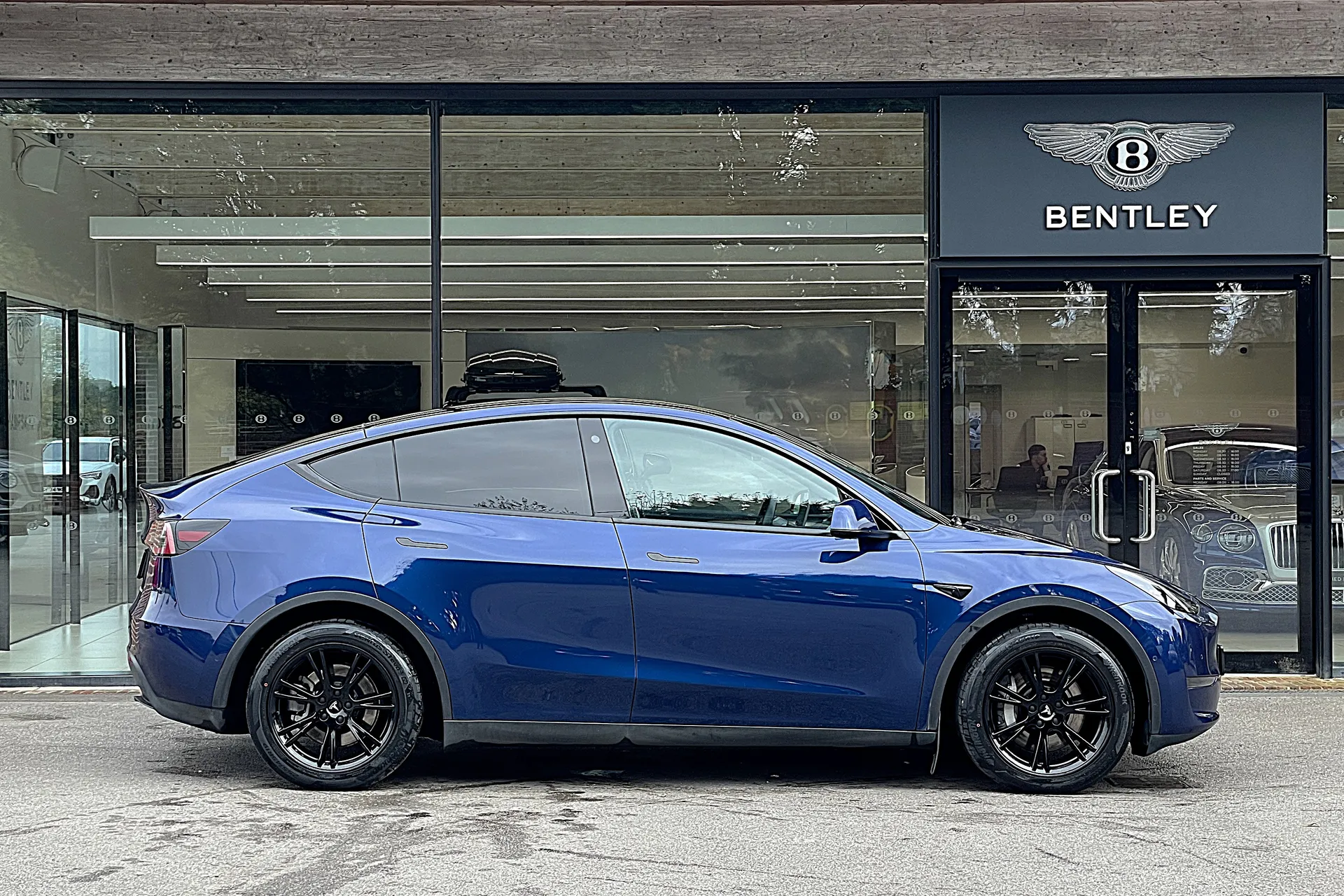 TESLA MODEL Y thumbnail image number 2