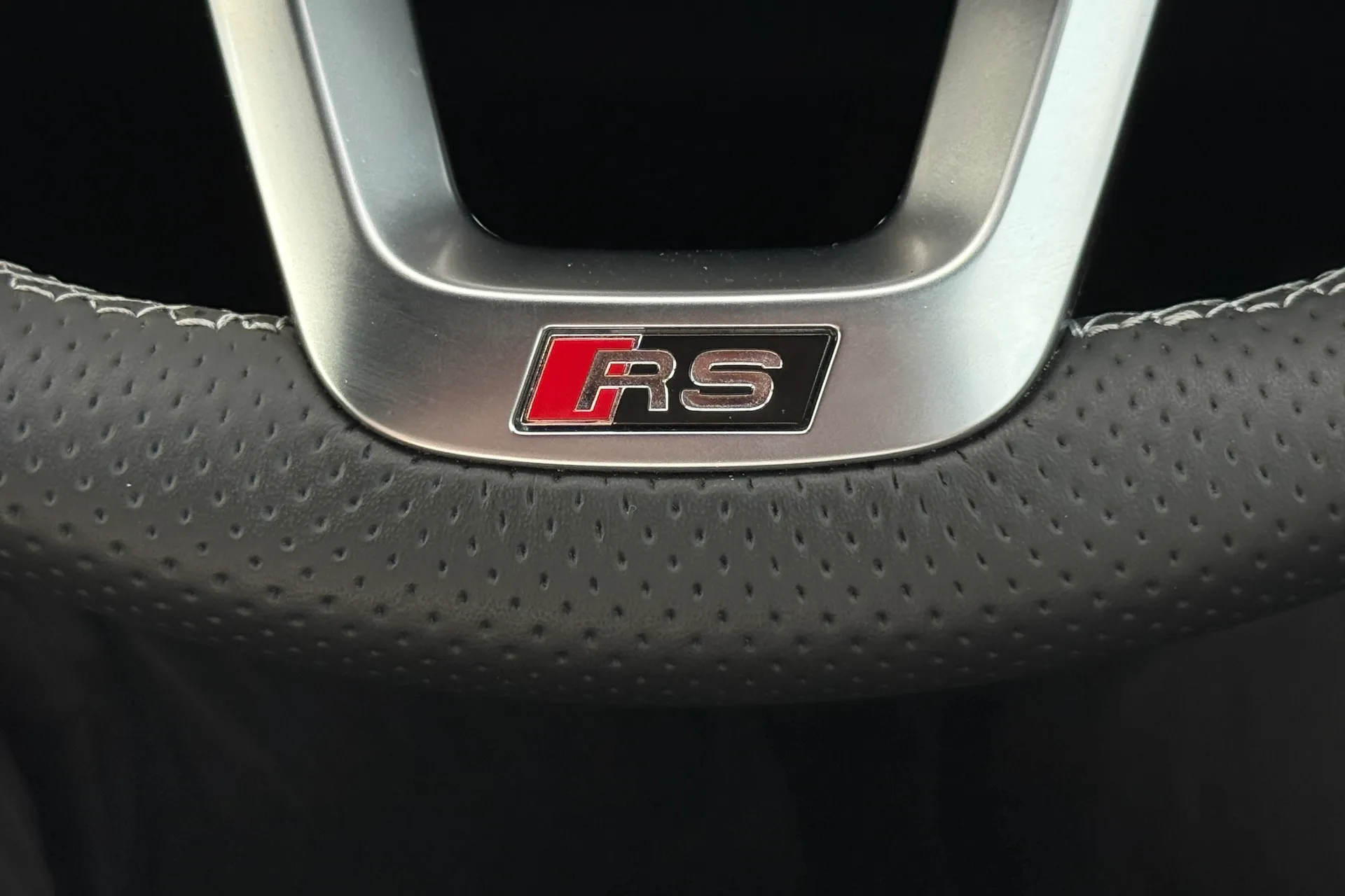 Audi RS4 thumbnail image number 16
