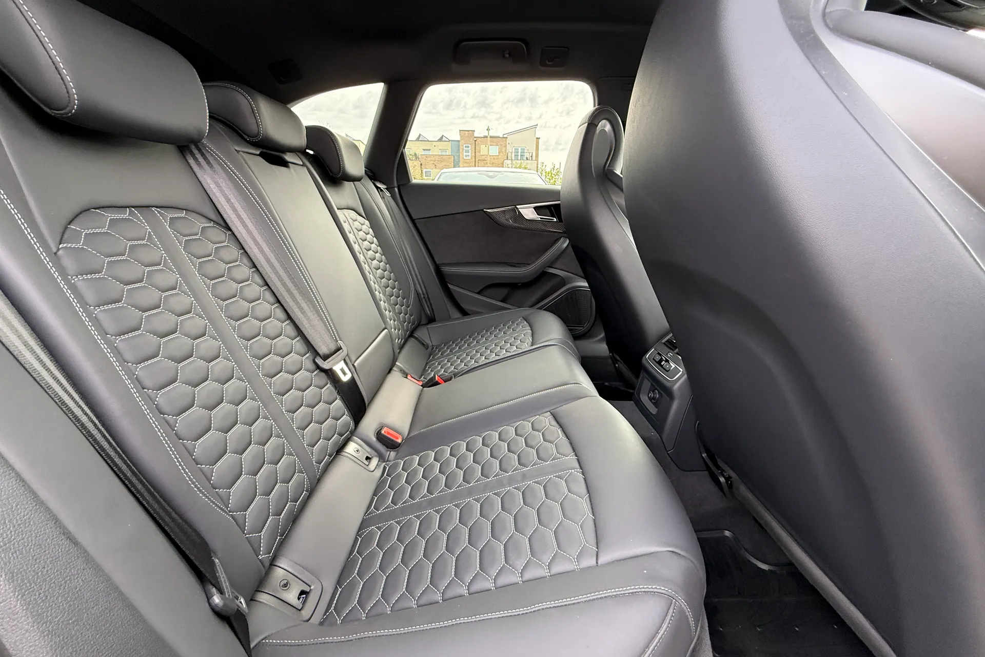 Audi RS4 thumbnail image number 37