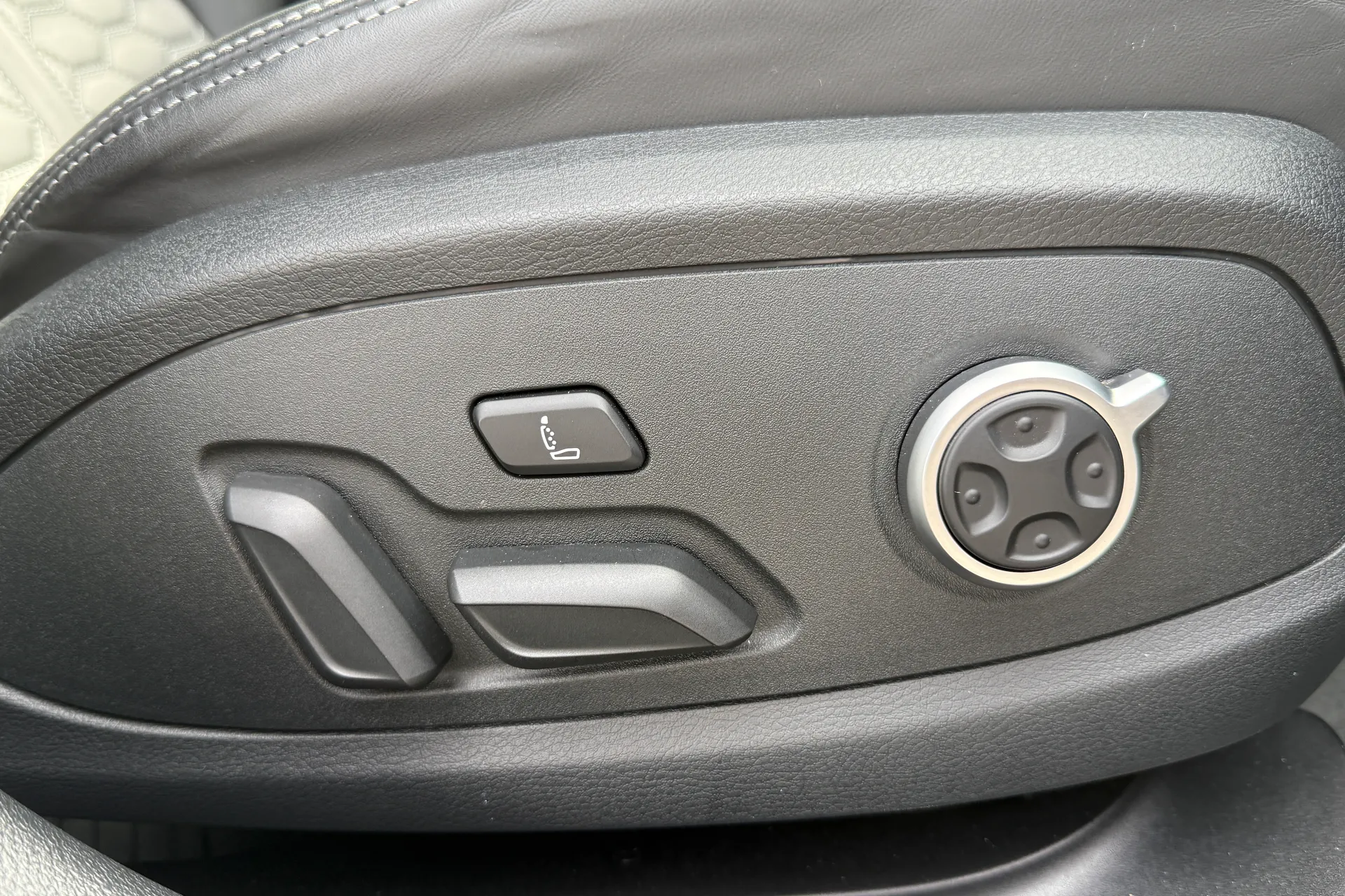 Audi RS4 thumbnail image number 7