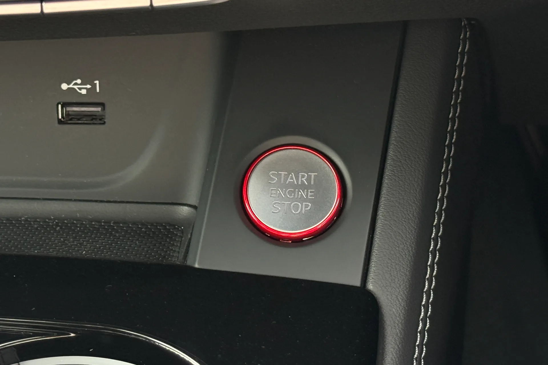 Audi RS4 thumbnail image number 25