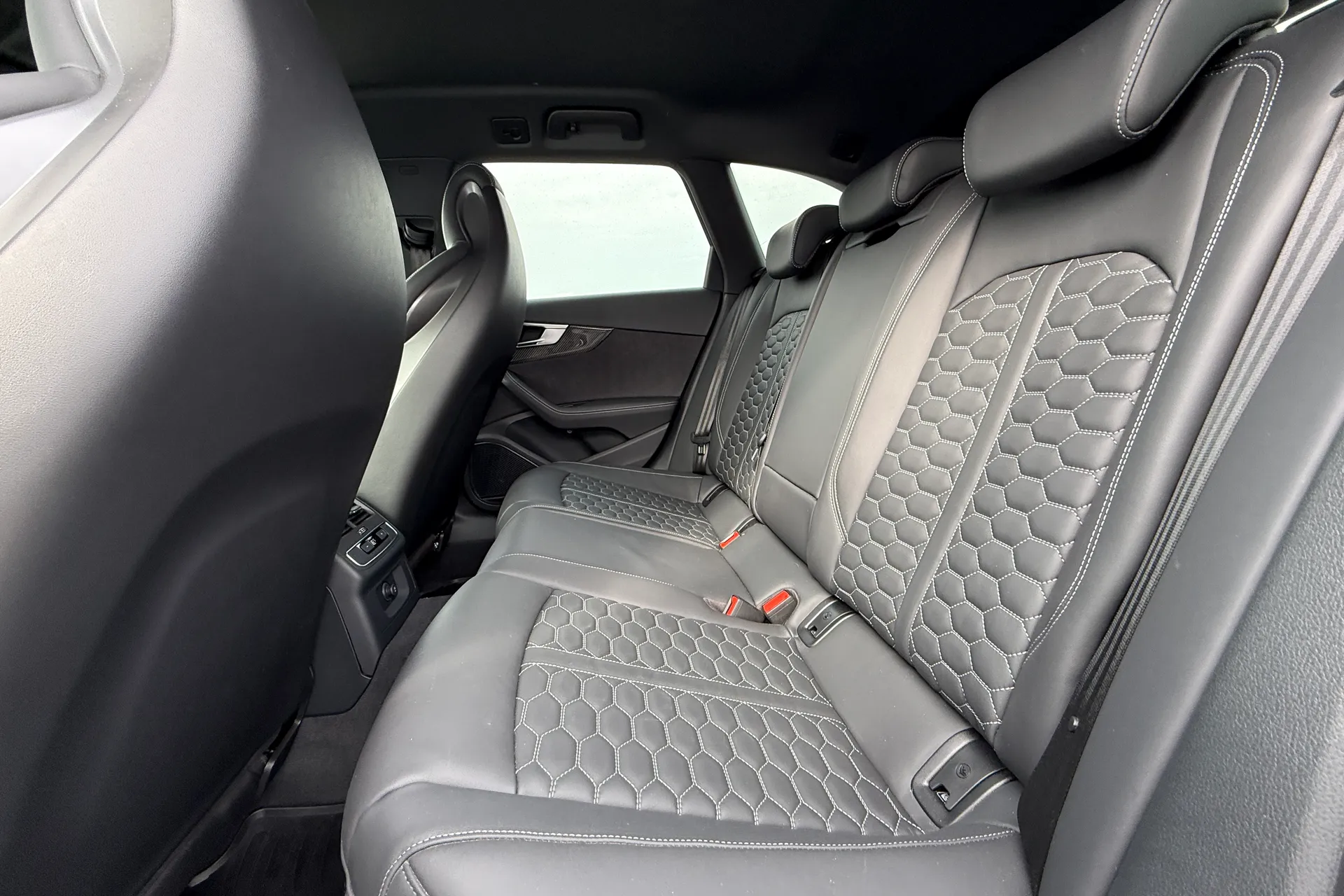 Audi RS4 thumbnail image number 45