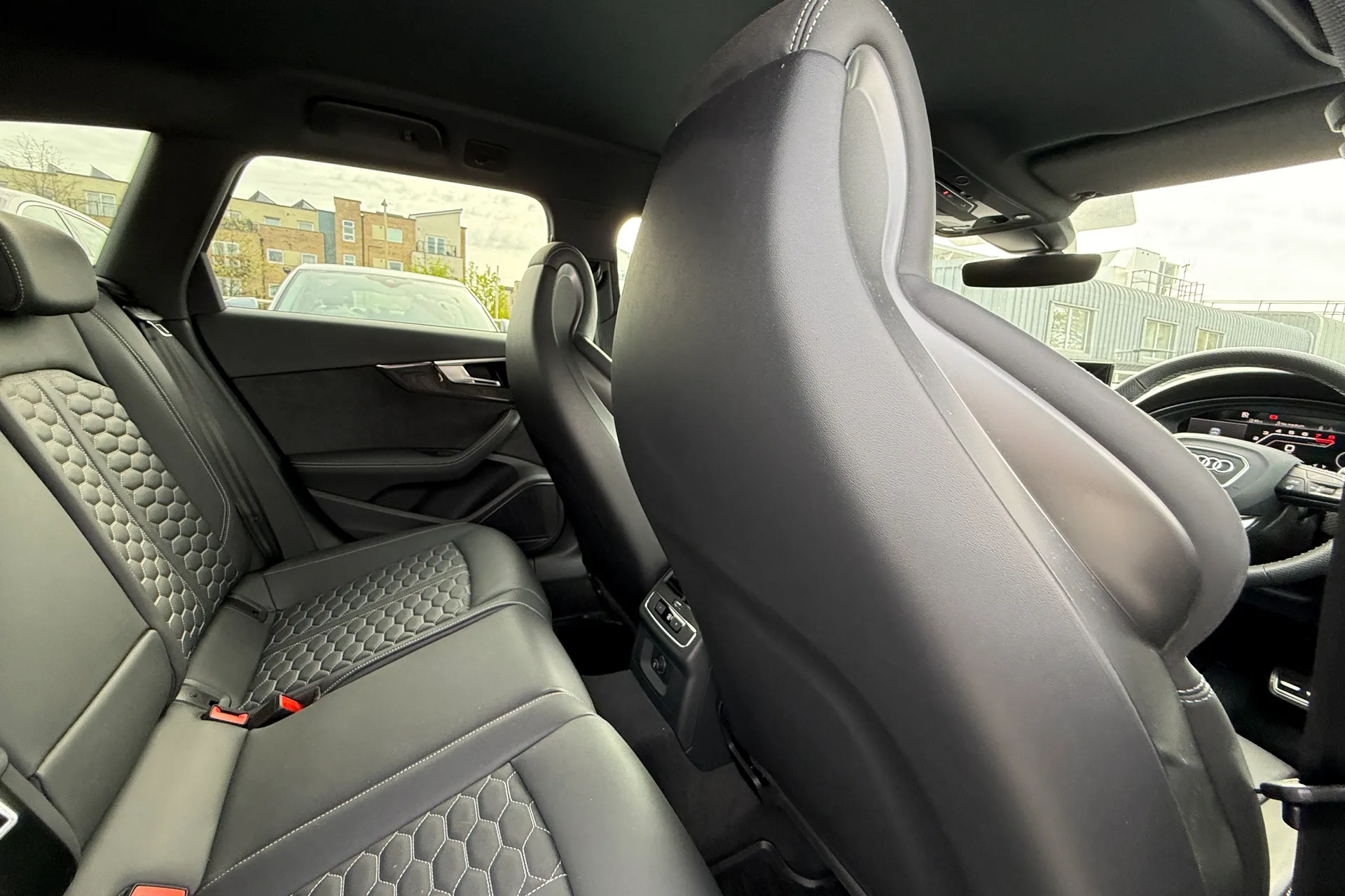 Audi RS4 thumbnail image number 38