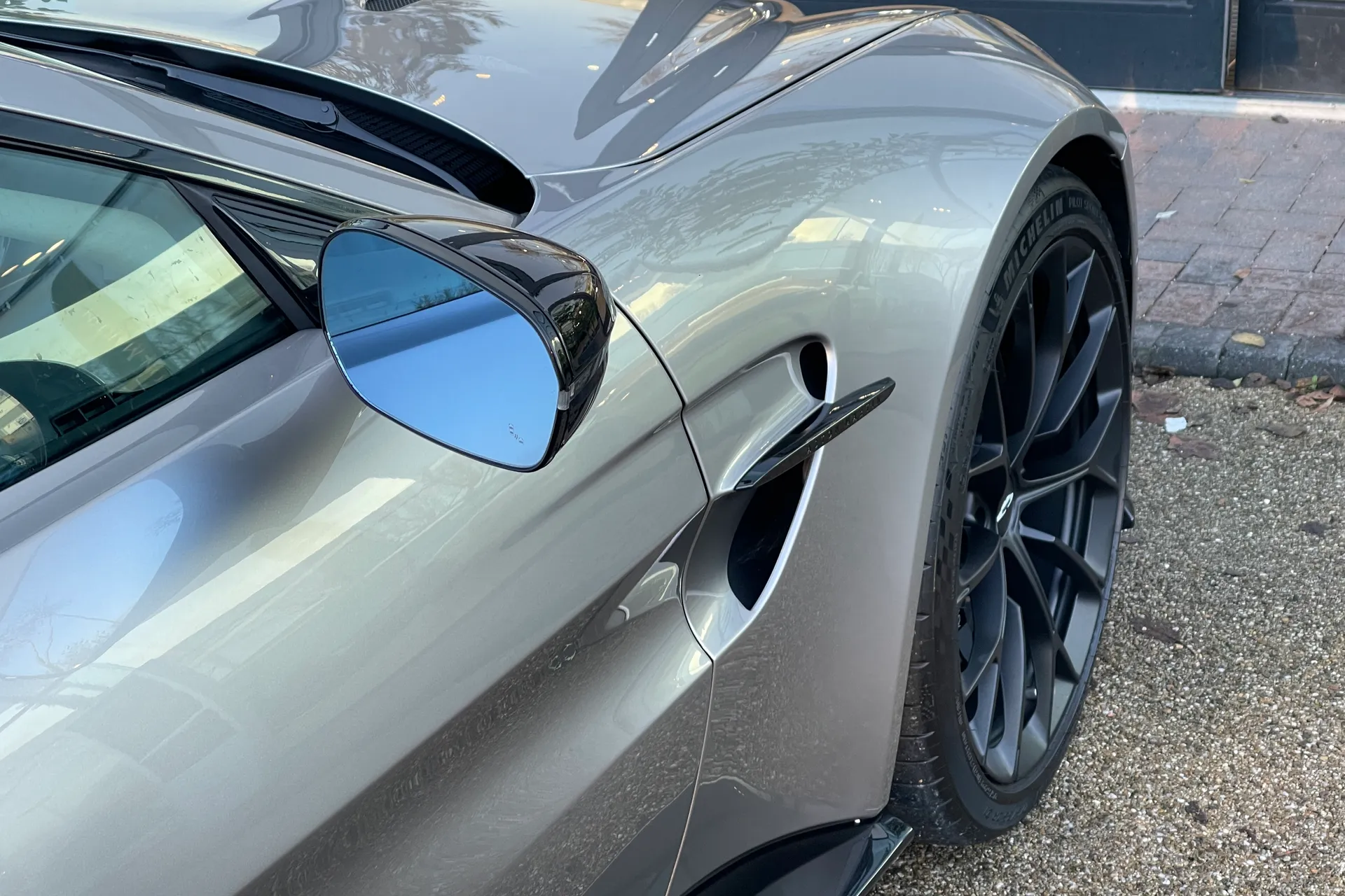 Aston Martin Vantage thumbnail image number 9