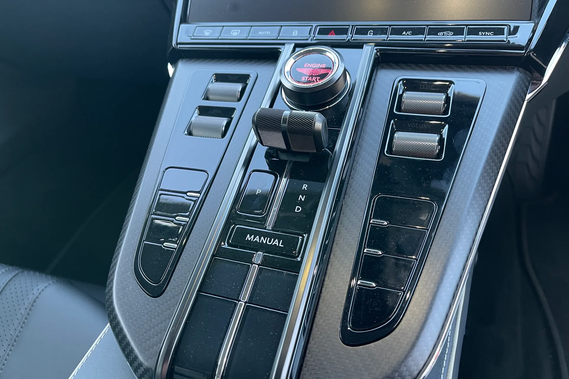 Aston Martin Vantage thumbnail image number 25