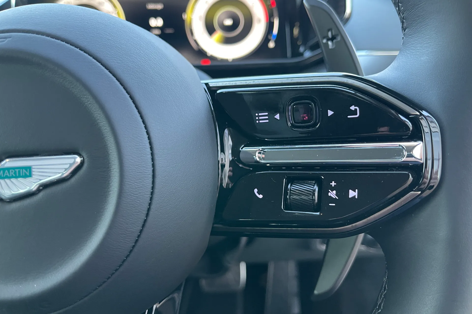 Aston Martin Vantage thumbnail image number 37