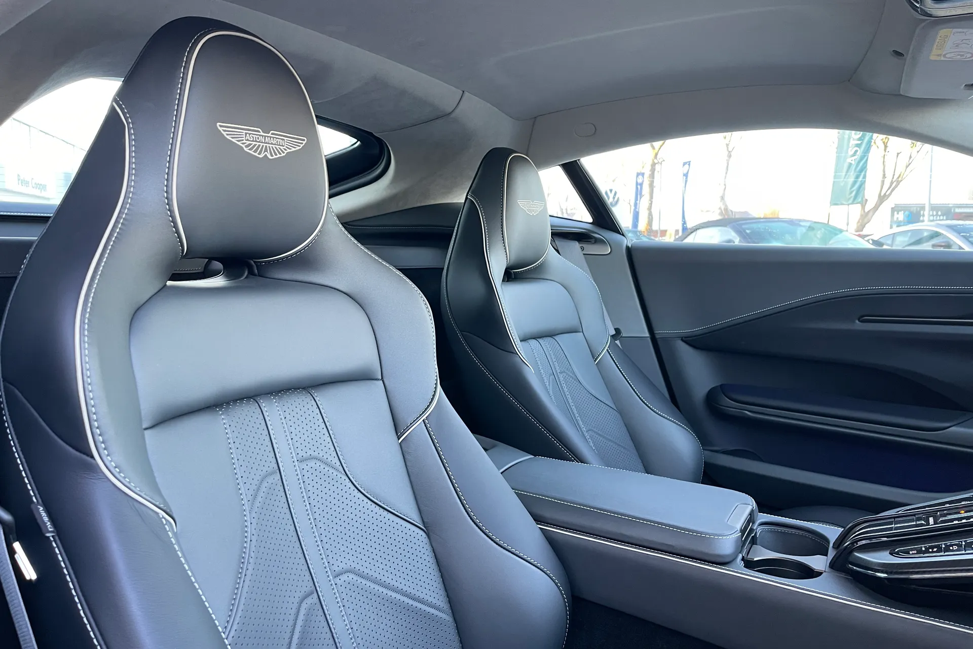 Aston Martin Vantage thumbnail image number 11