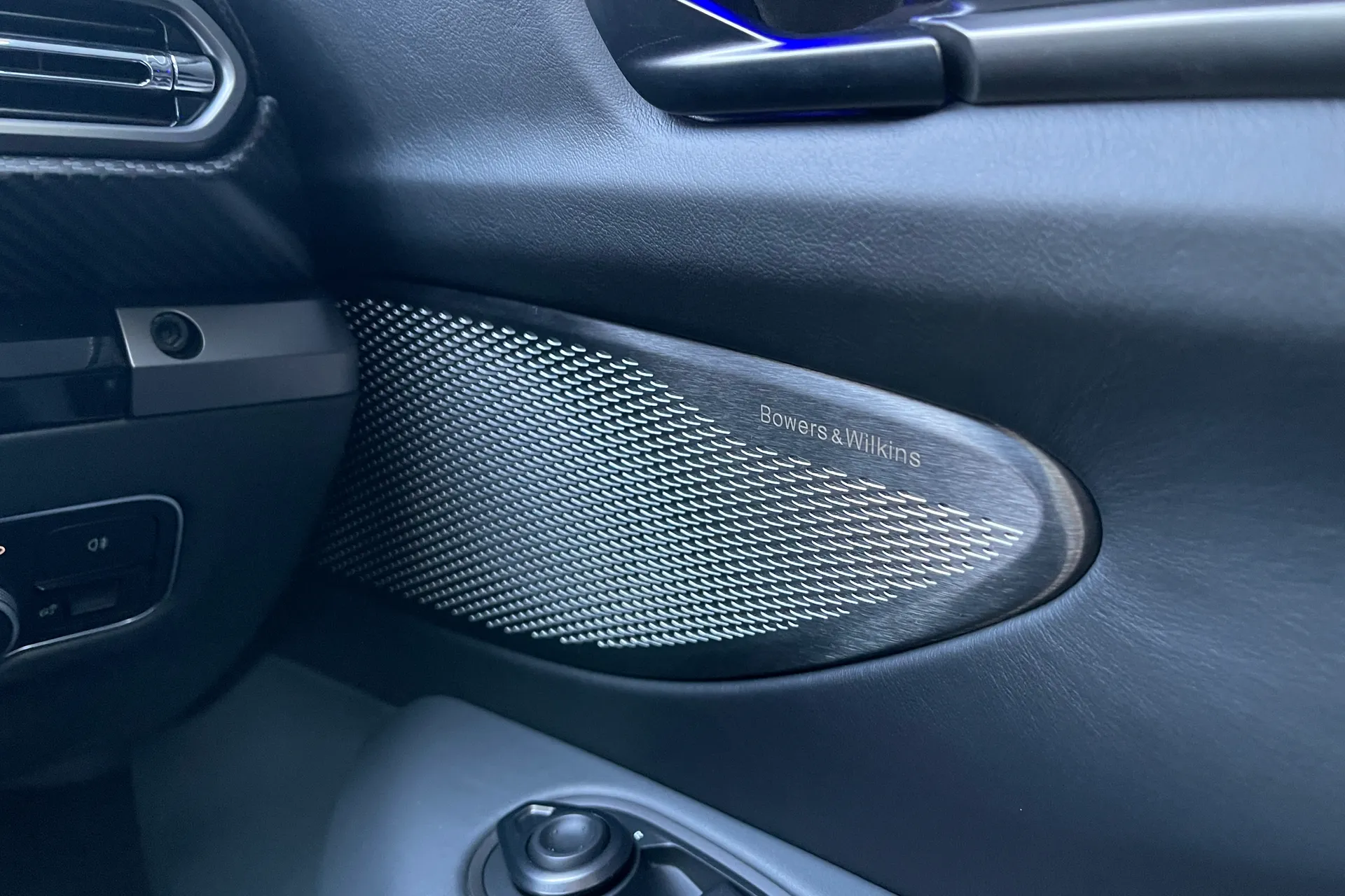 Aston Martin Vantage thumbnail image number 19