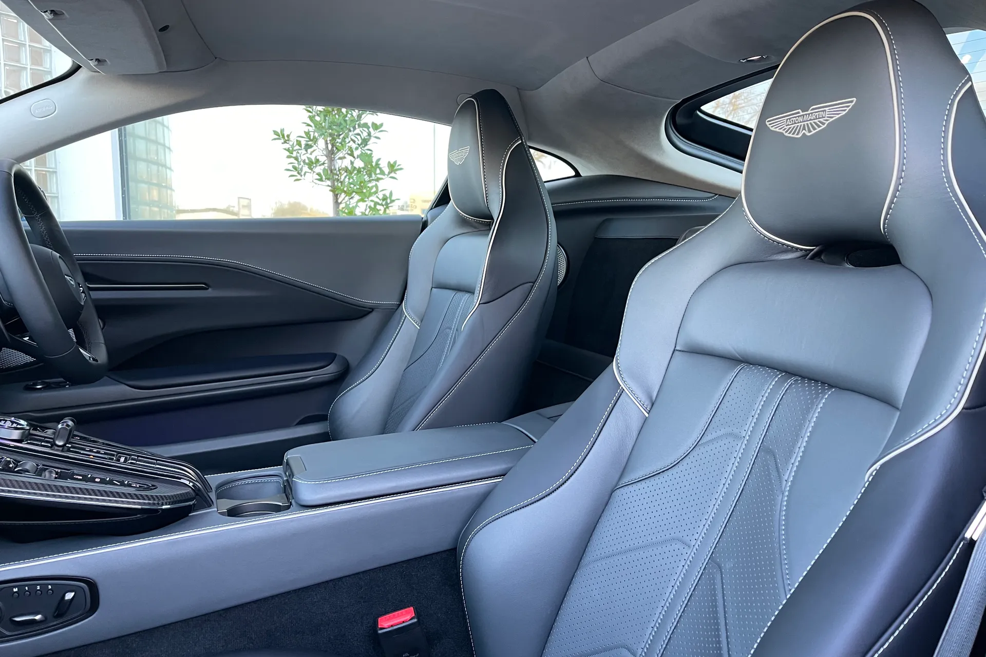 Aston Martin Vantage thumbnail image number 33