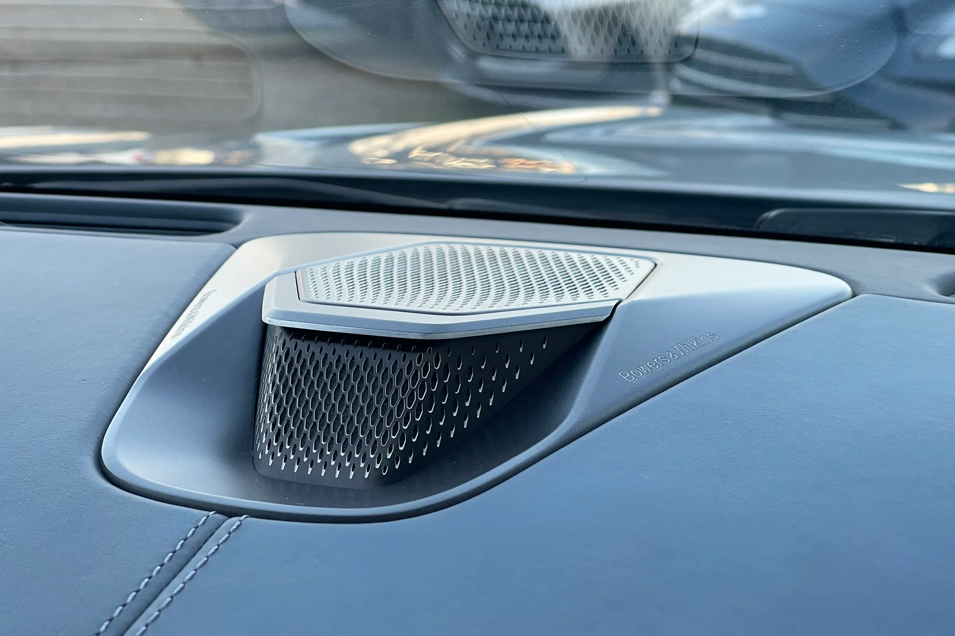 Aston Martin Vantage thumbnail image number 21