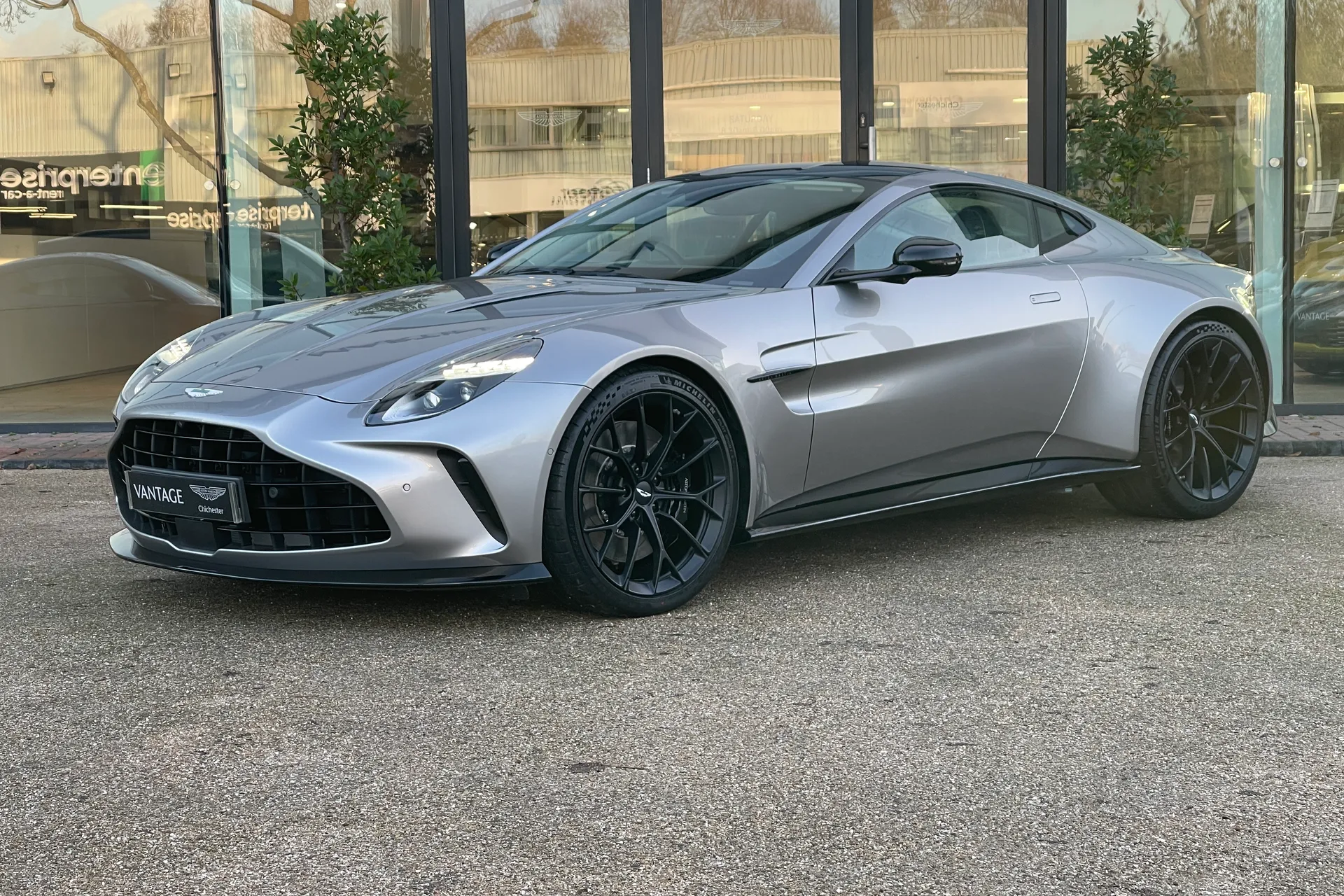 Aston Martin Vantage thumbnail image number 31