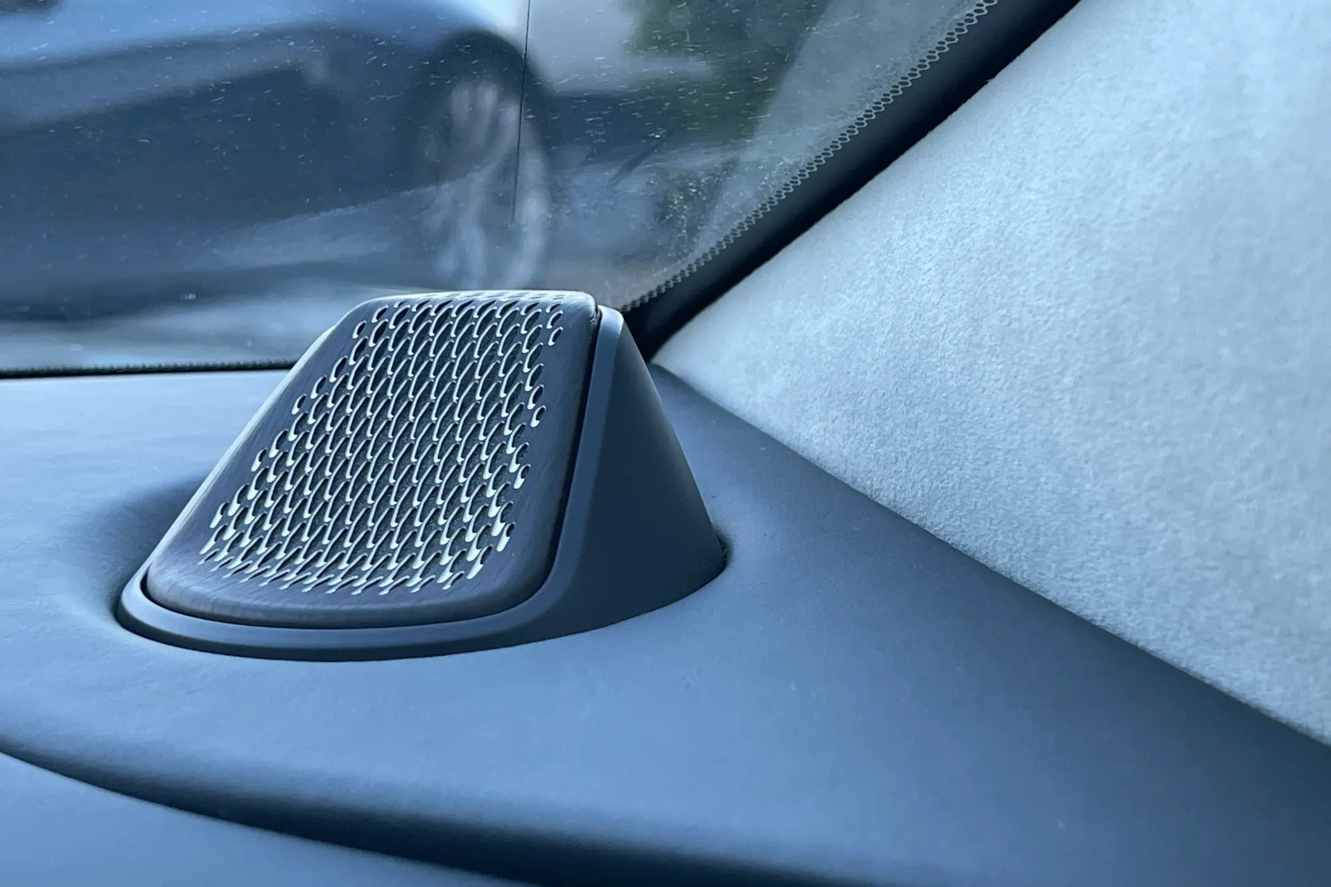 Aston Martin Vantage thumbnail image number 20