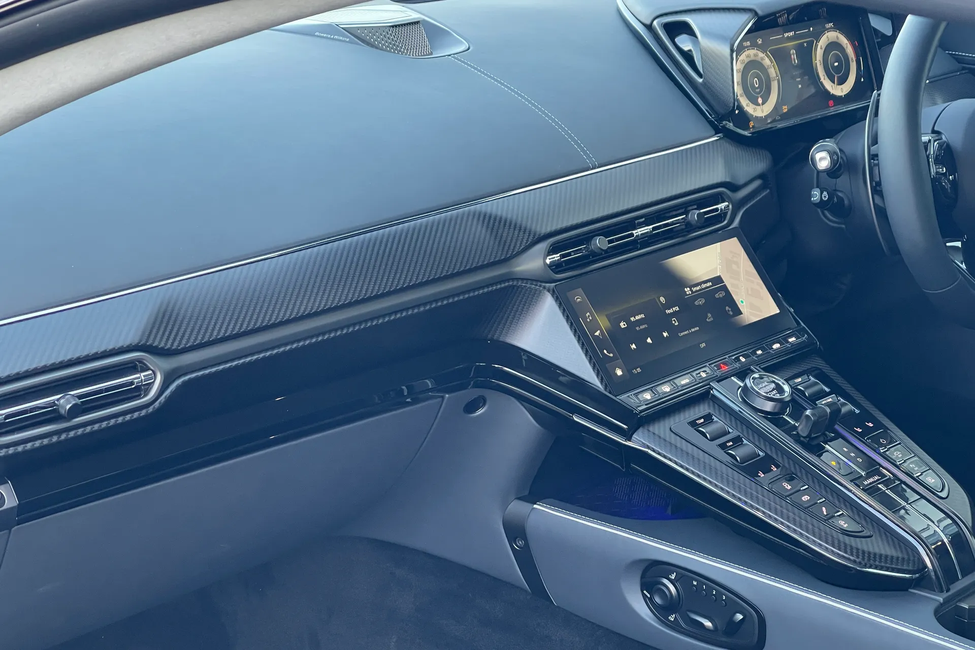 Aston Martin Vantage thumbnail image number 26