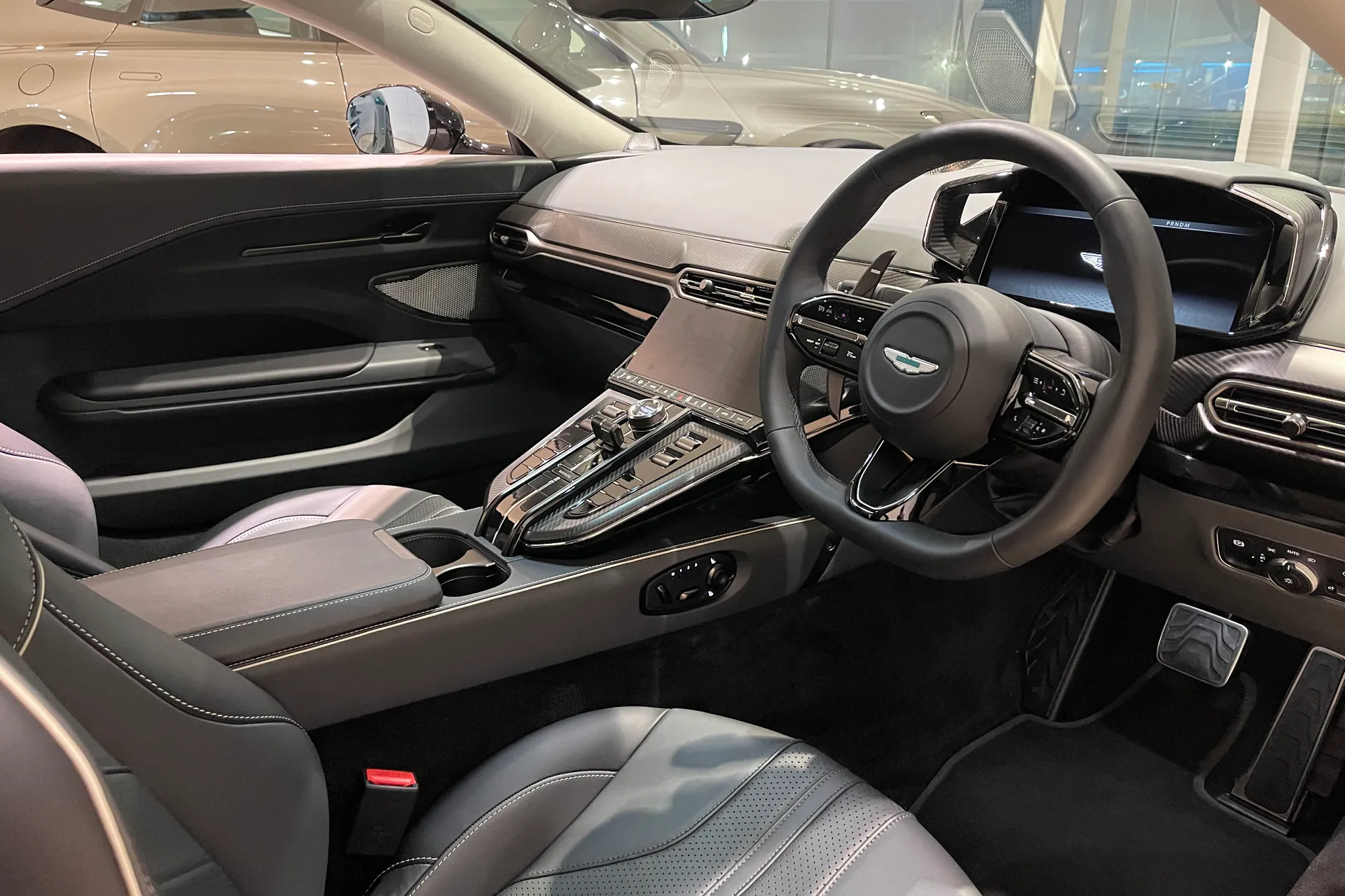 Aston Martin Vantage thumbnail image number 3