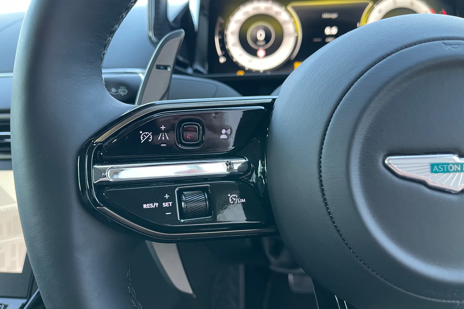 Aston Martin Vantage thumbnail image number 36