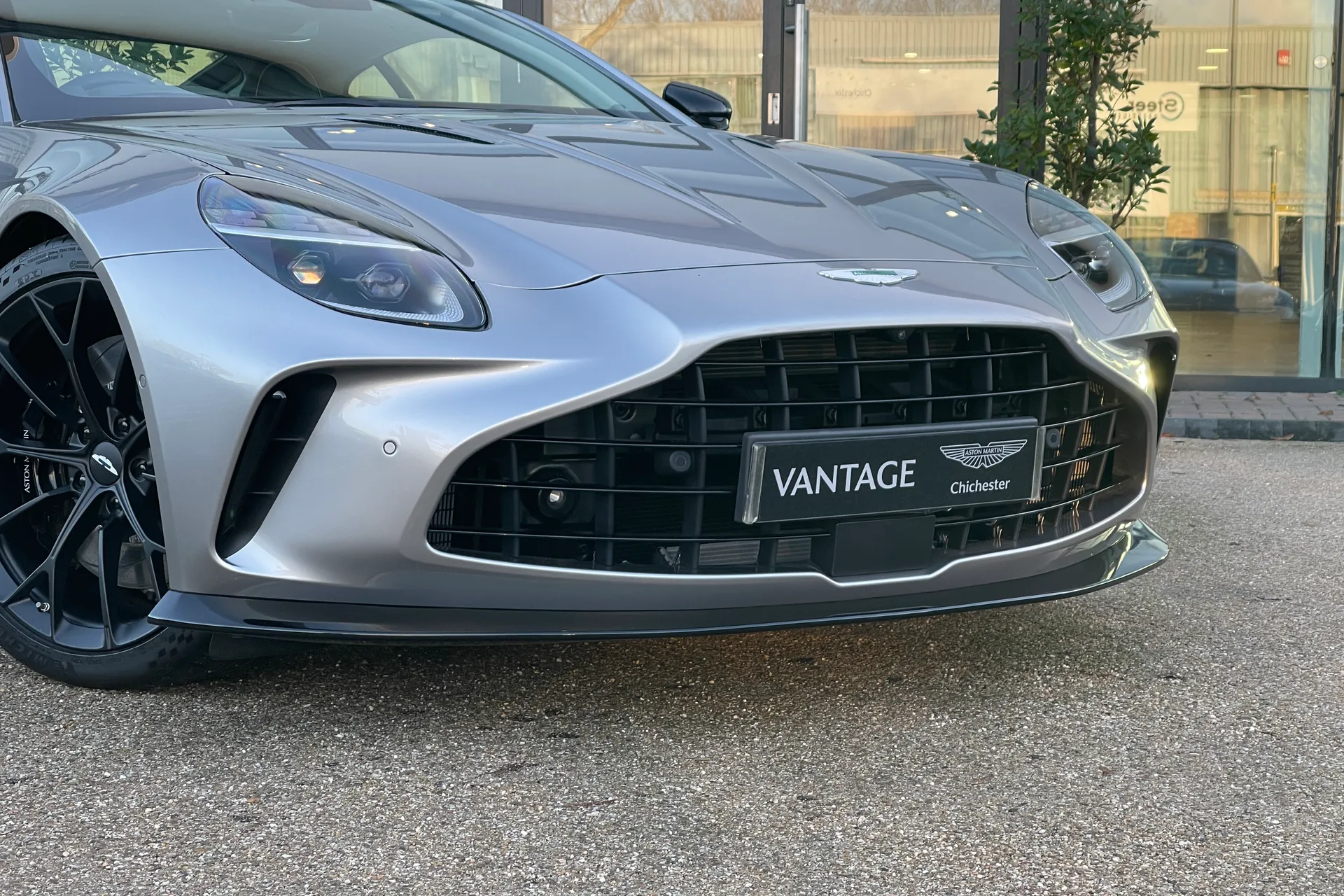 Aston Martin Vantage thumbnail image number 15
