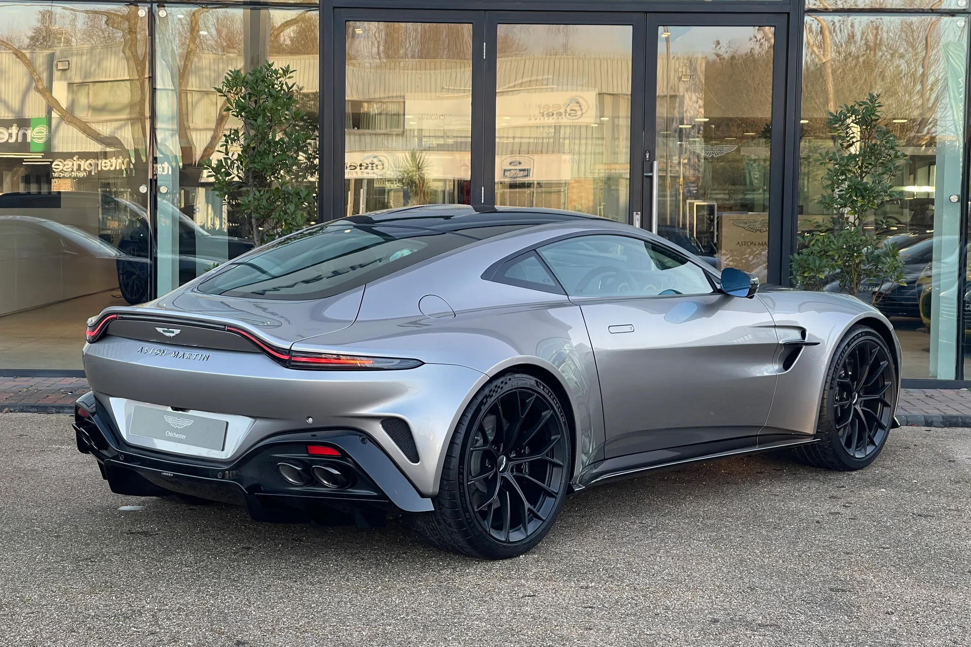 Aston Martin Vantage thumbnail image number 28