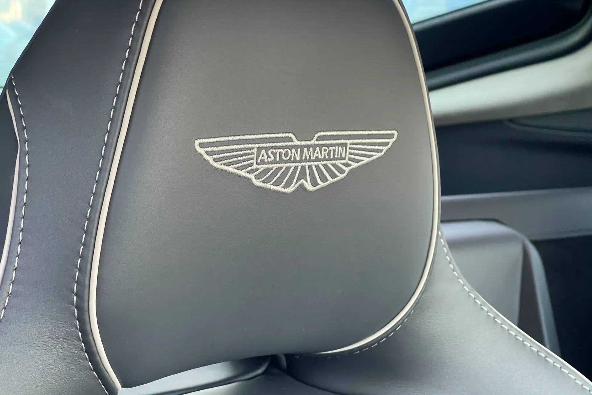 Aston Martin Vantage thumbnail image number 5