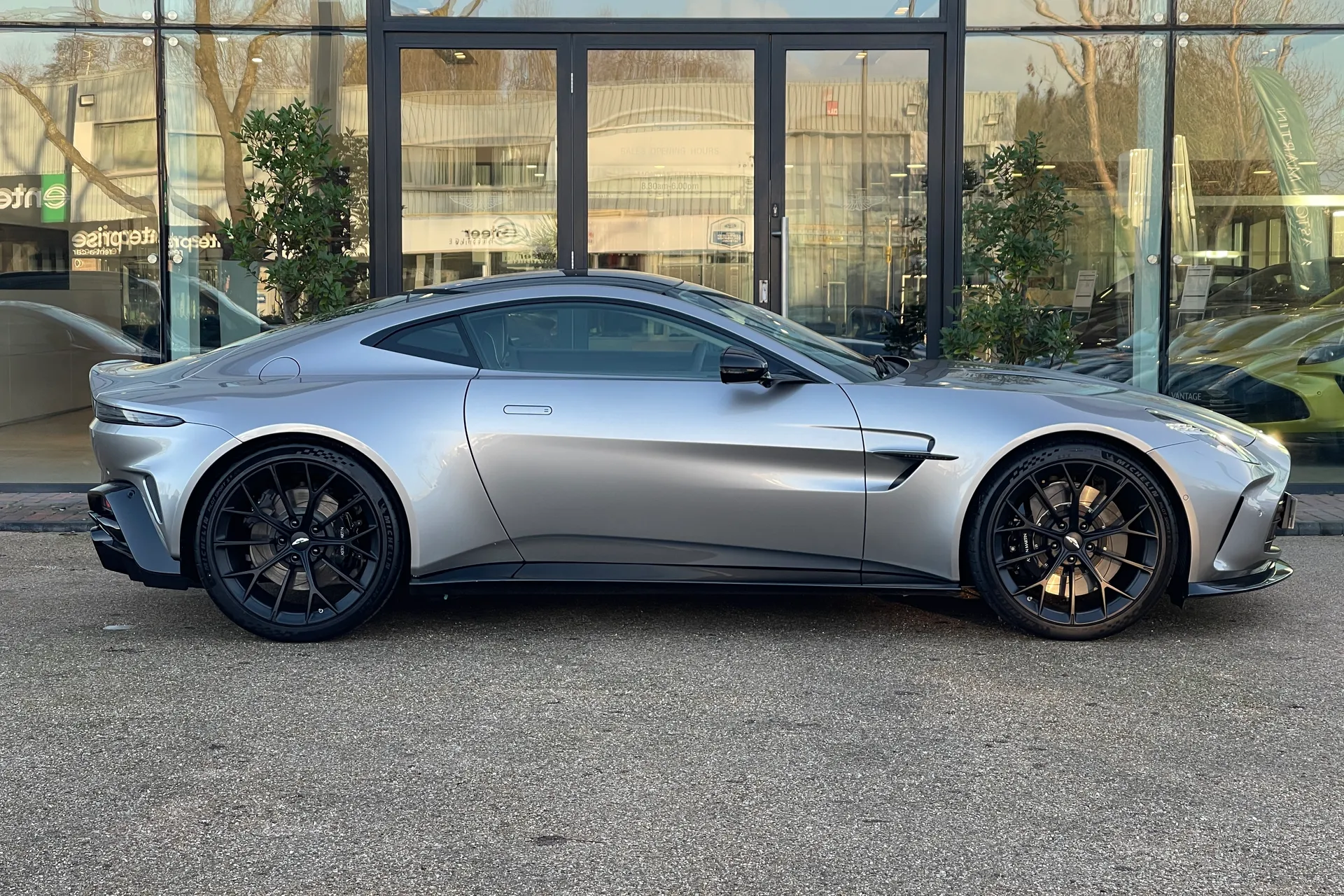 Aston Martin Vantage thumbnail image number 27