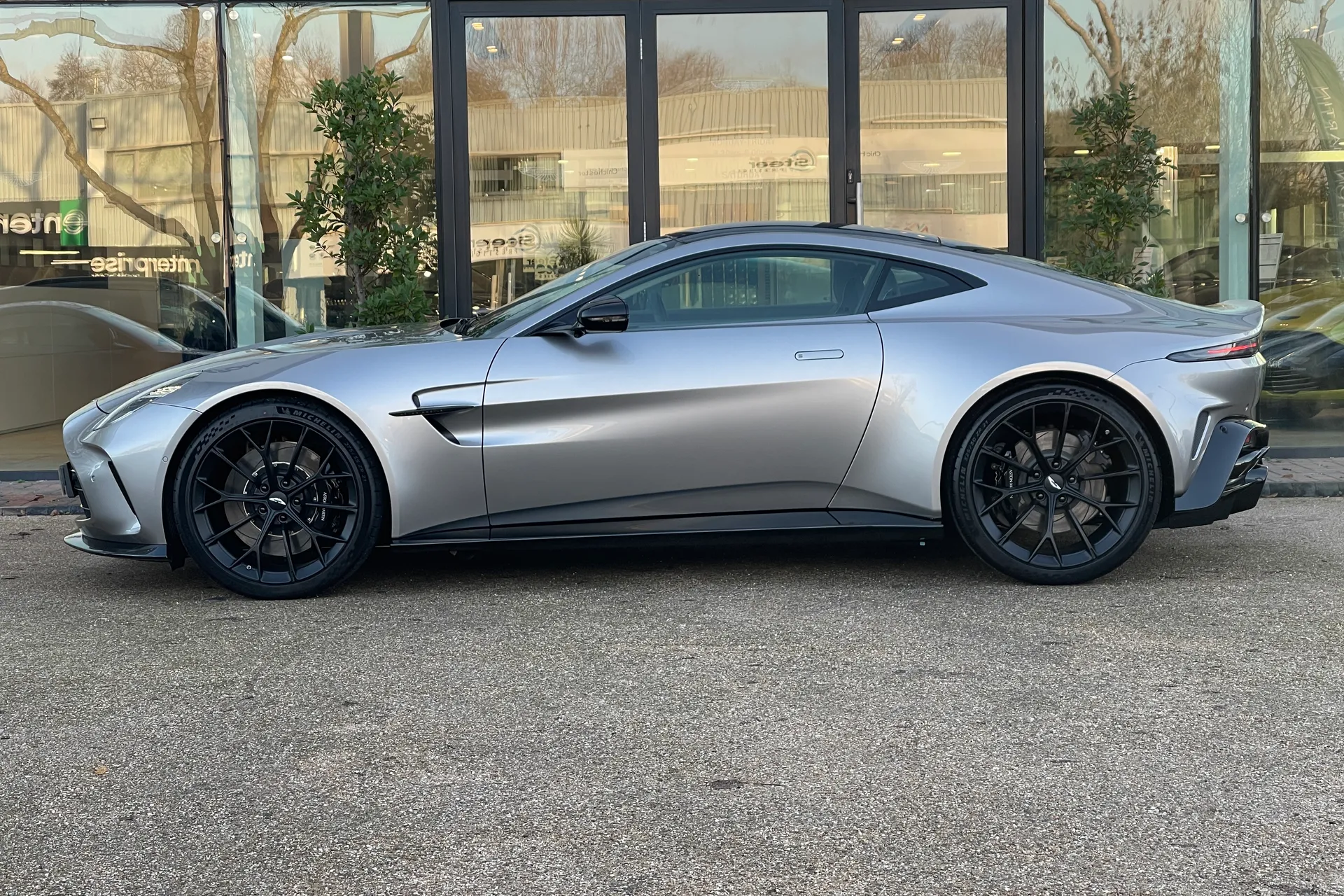 Aston Martin Vantage thumbnail image number 30