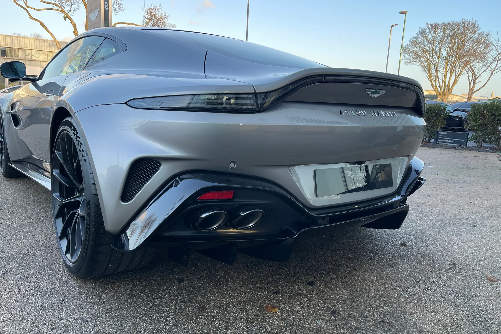 Aston Martin Vantage thumbnail image number 32