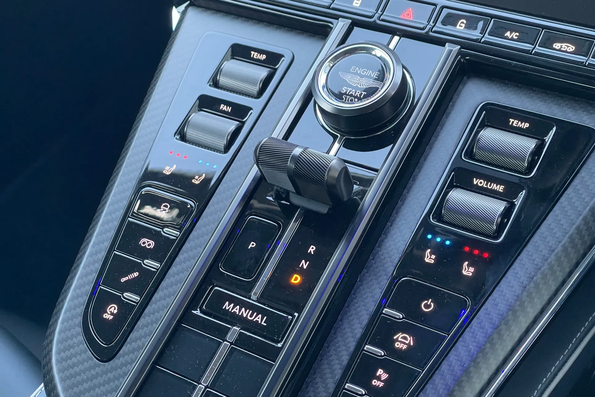 Aston Martin Vantage thumbnail image number 22