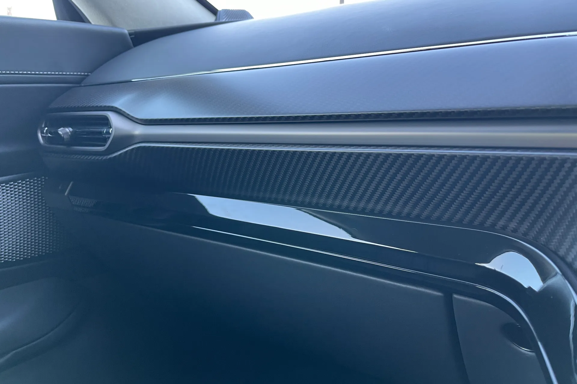 Aston Martin Vantage thumbnail image number 34