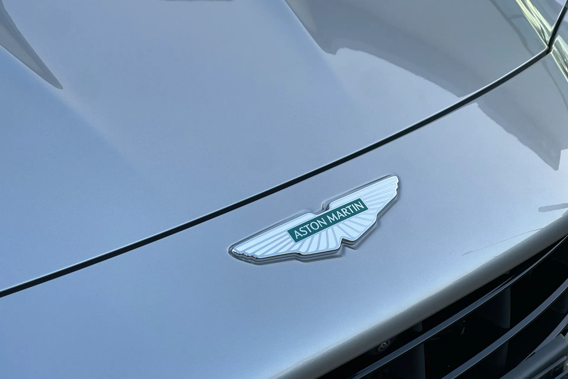Aston Martin Vantage thumbnail image number 14