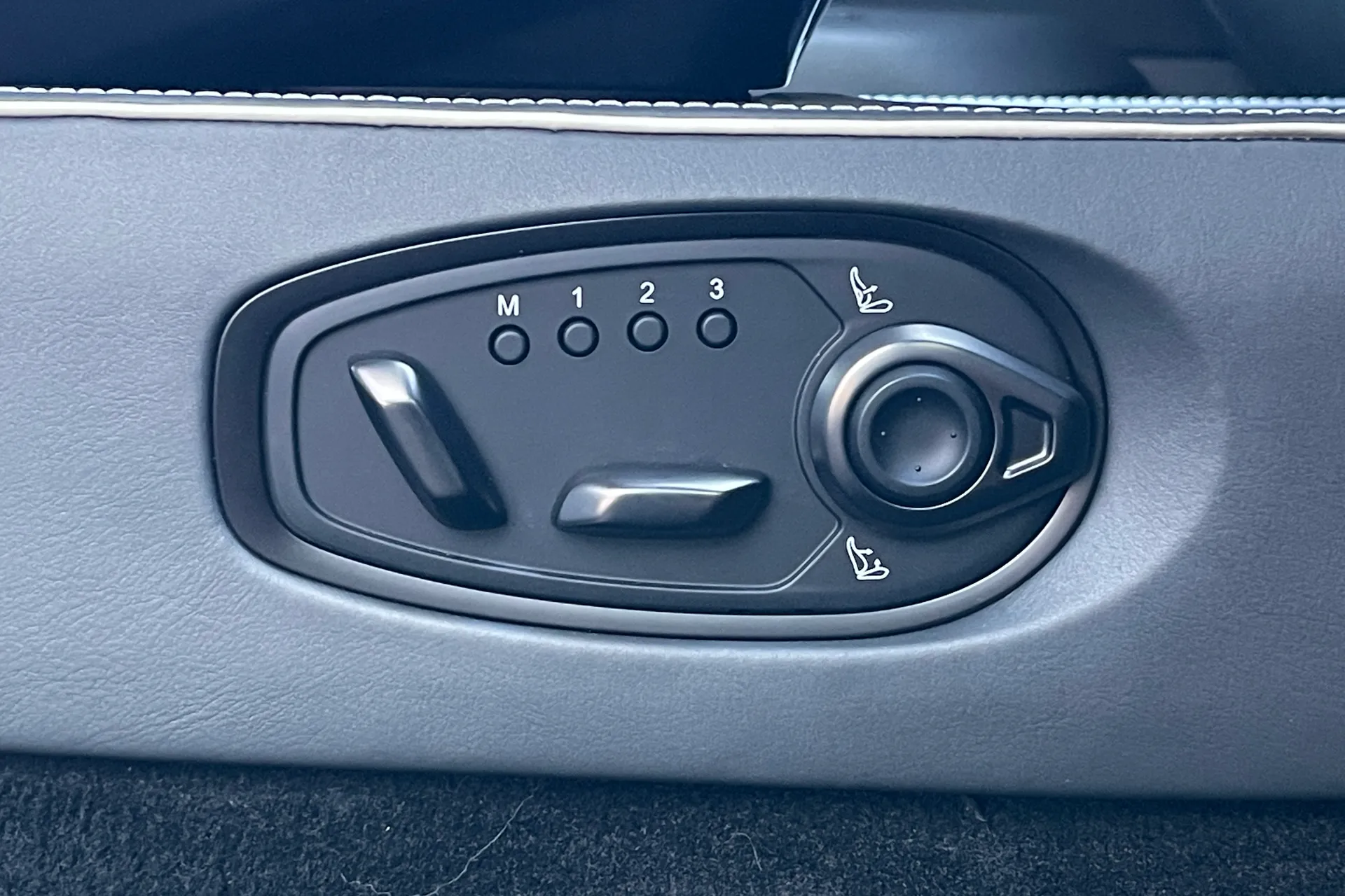 Aston Martin Vantage thumbnail image number 17