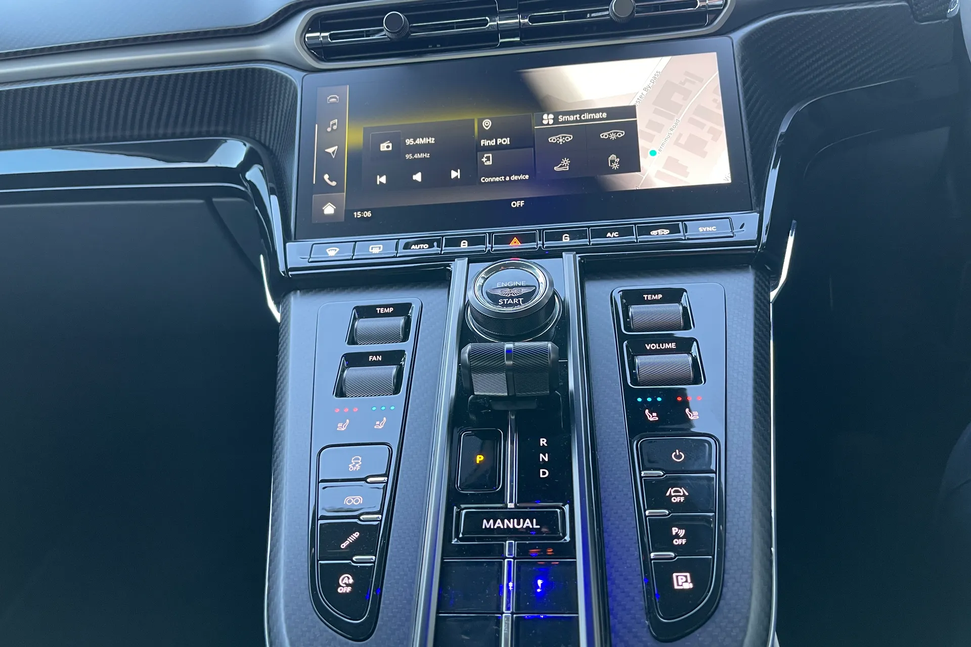 Aston Martin Vantage thumbnail image number 23