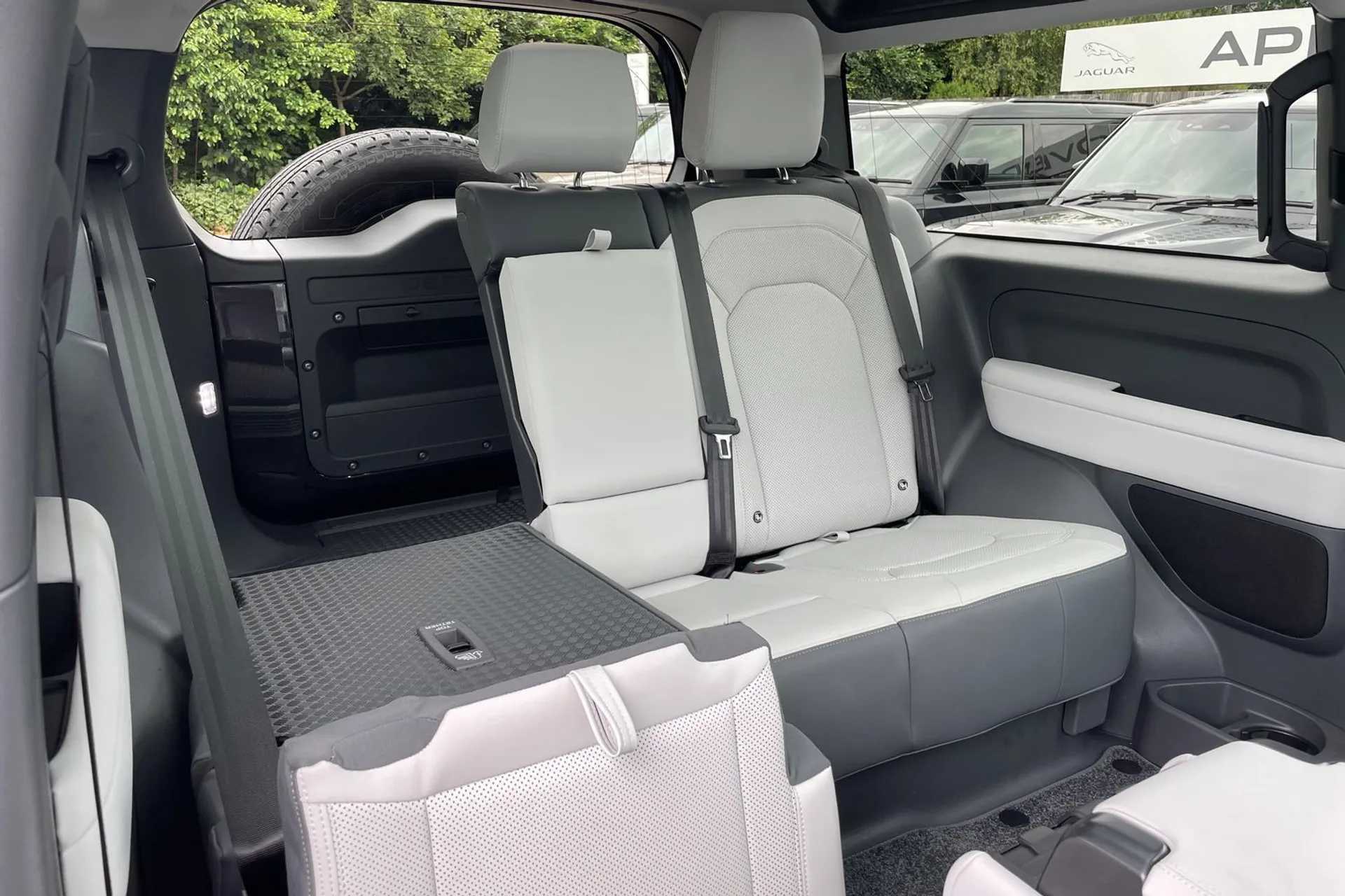 LAND ROVER Defender 90 thumbnail image number 38